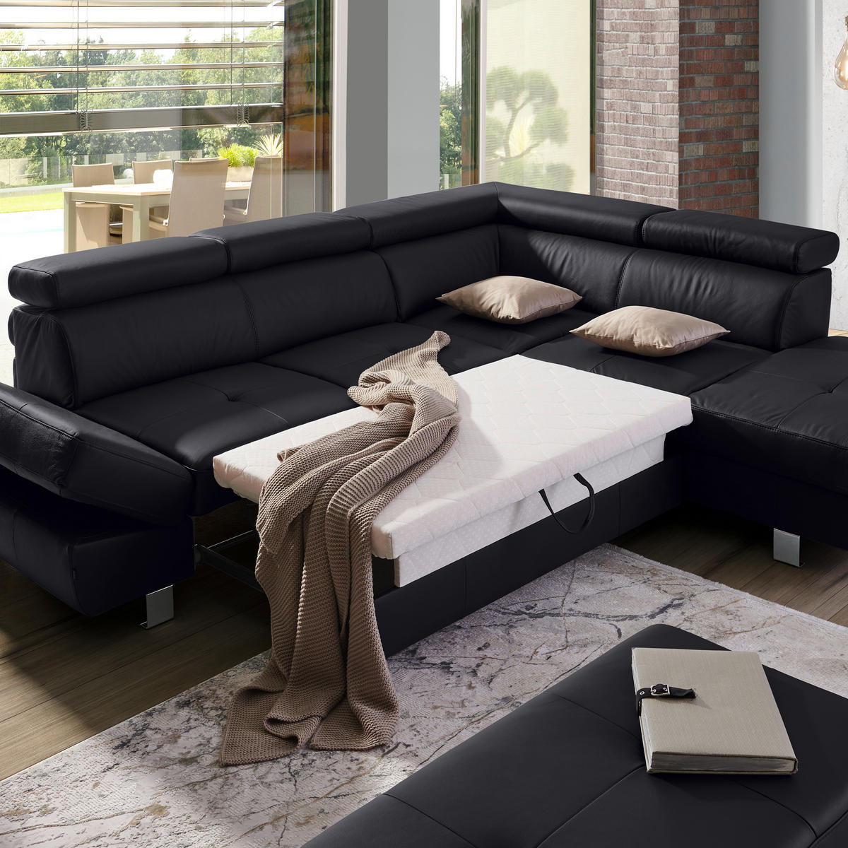 Stylife ECKSOFA Schwarz Kombination Echtleder/Lederlook Lederlook, rechts davon: Hochflorteppich, Decke, Kissen in weiß in dunklem Wohnzimmer.