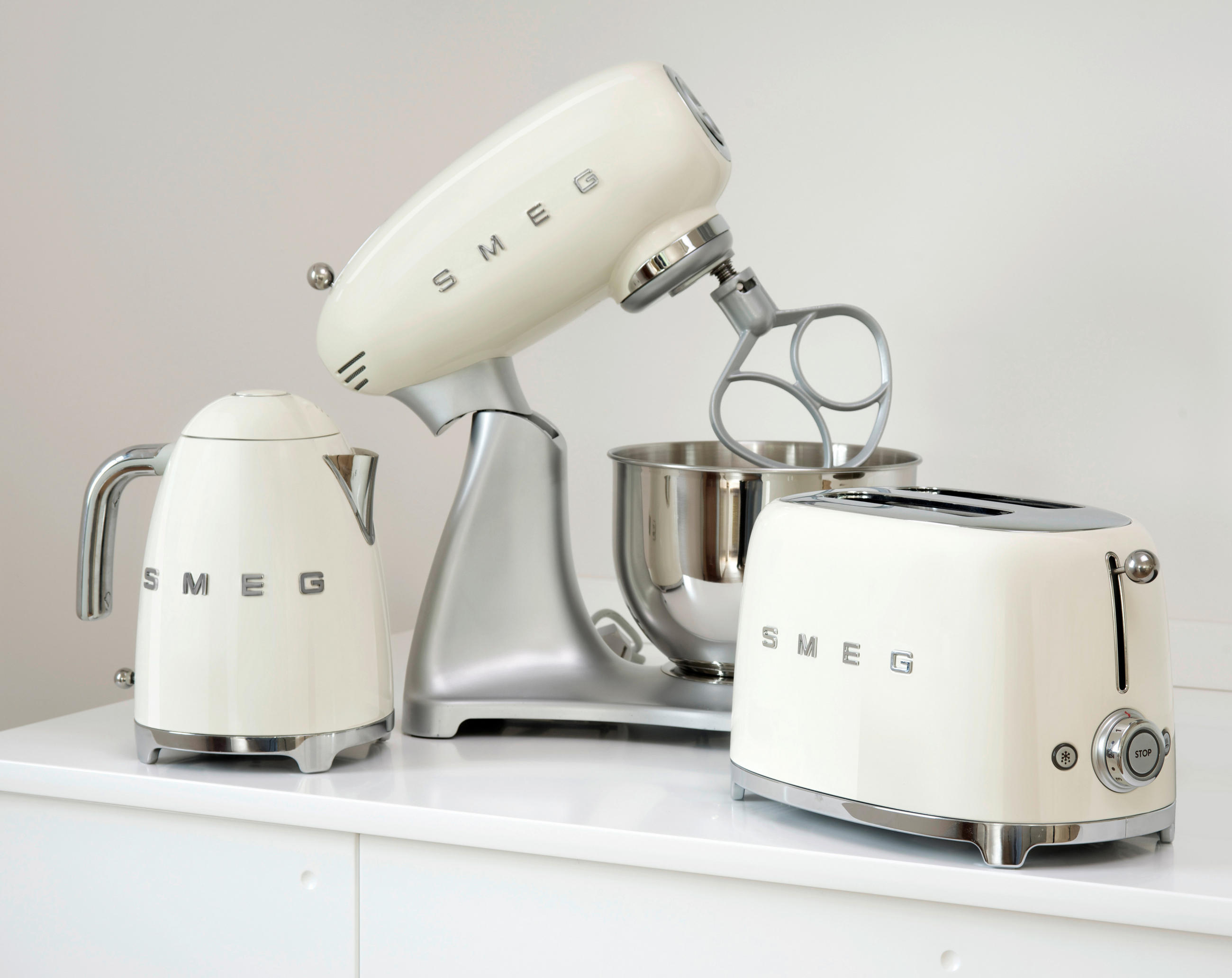 Магазины бытовая кухонная техника. Тостер Smeg tsf01creu. Чайник Smeg klf03creu. Чайник тостер Смег ретро стиль. Смег фирма миксер.