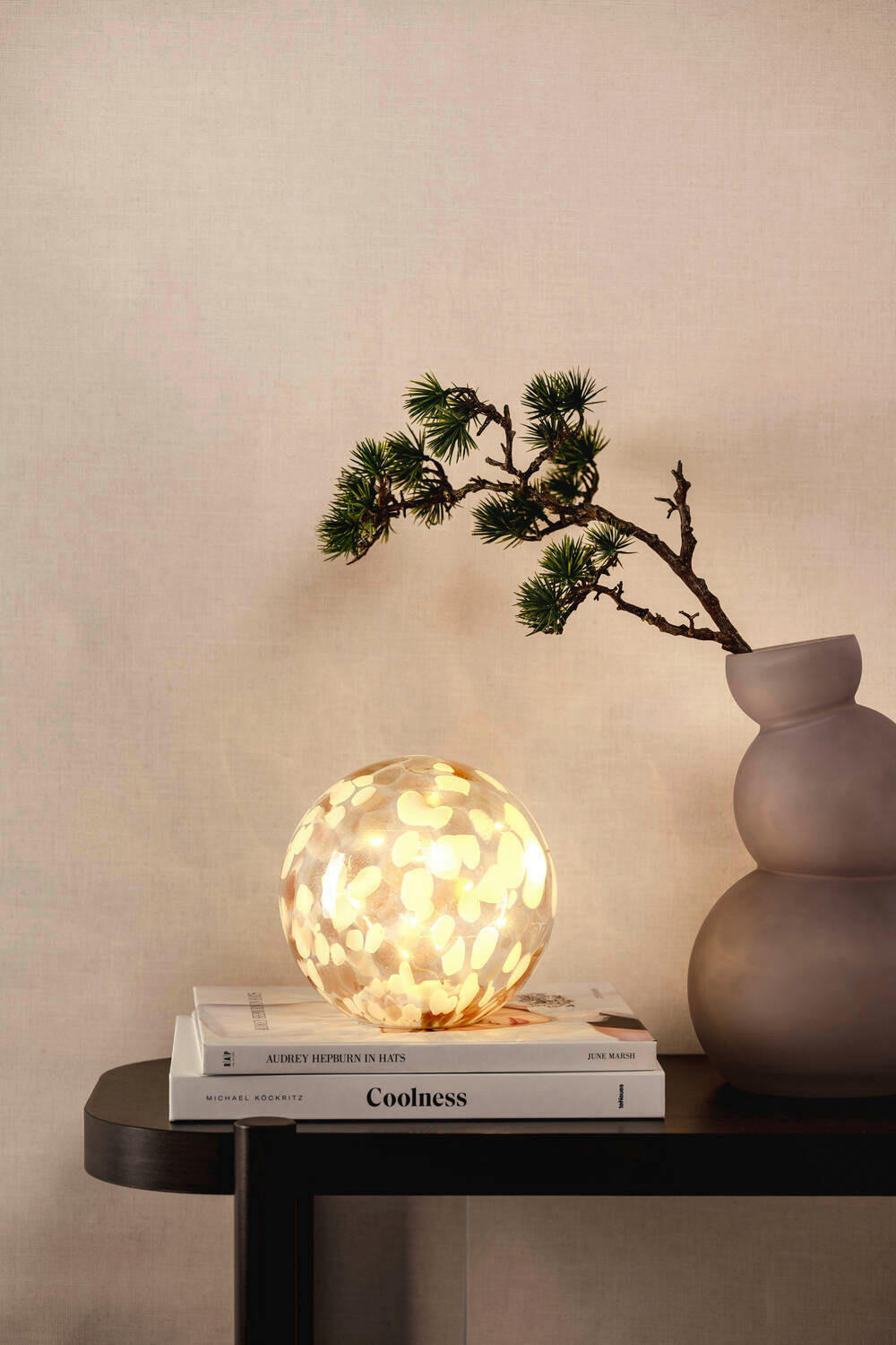 UKRASNA LED LAMPA - providno/bela, Lajfstajl, staklo/plastika (17,40/16,50/17,40cm) - Leonardo