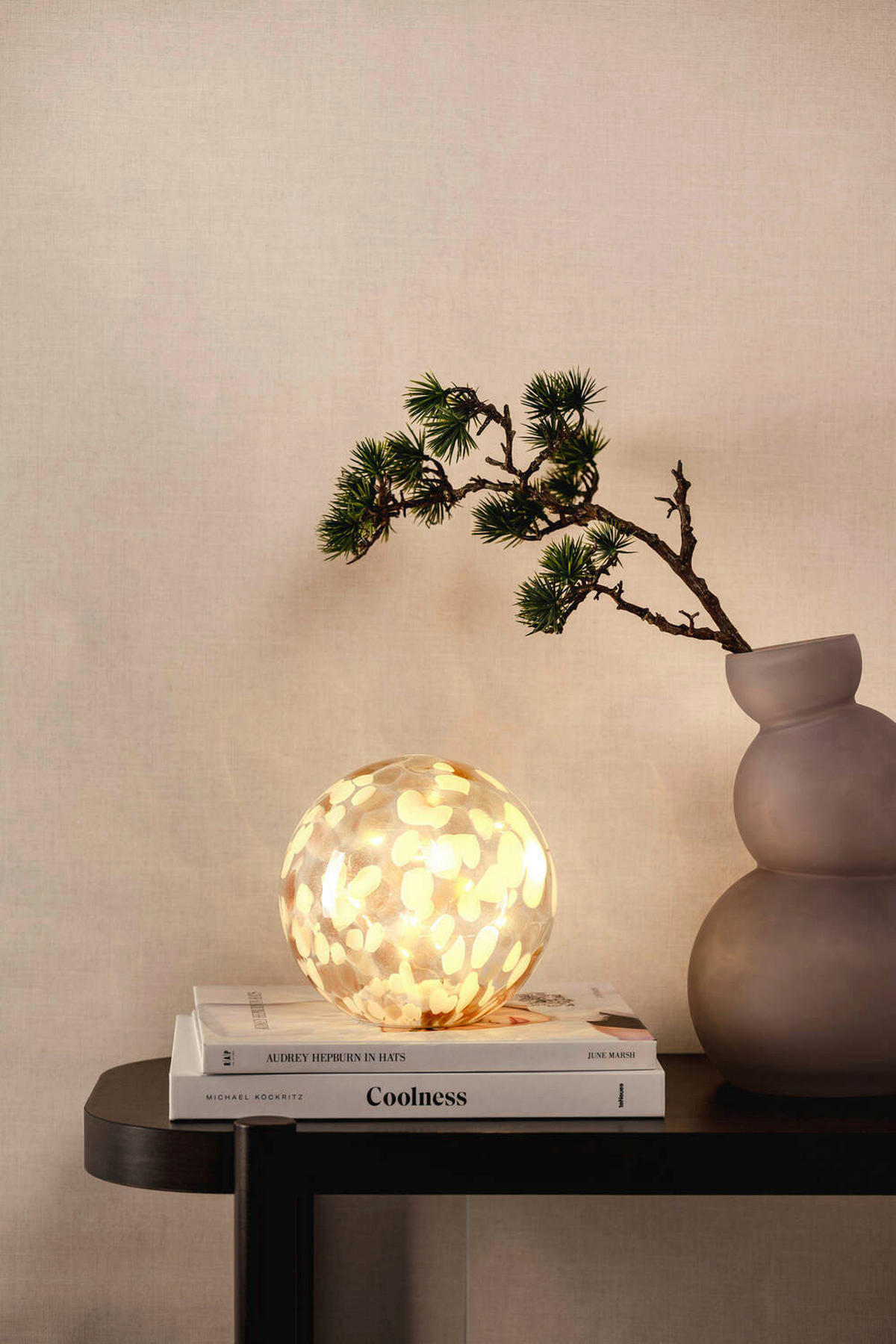UKRASNA LED LAMPA - providno/bela, Lajfstajl, staklo/plastika (17,40/16,50/17,40cm) - Leonardo