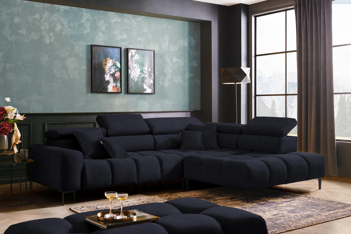 Welnova ECKSOFA Schwarz Webstoff, links davon: Hochflorteppich, Kissen, Beistelltisch in schwarz, rechts davon: Gardine in dunklem Wohnzimmer.