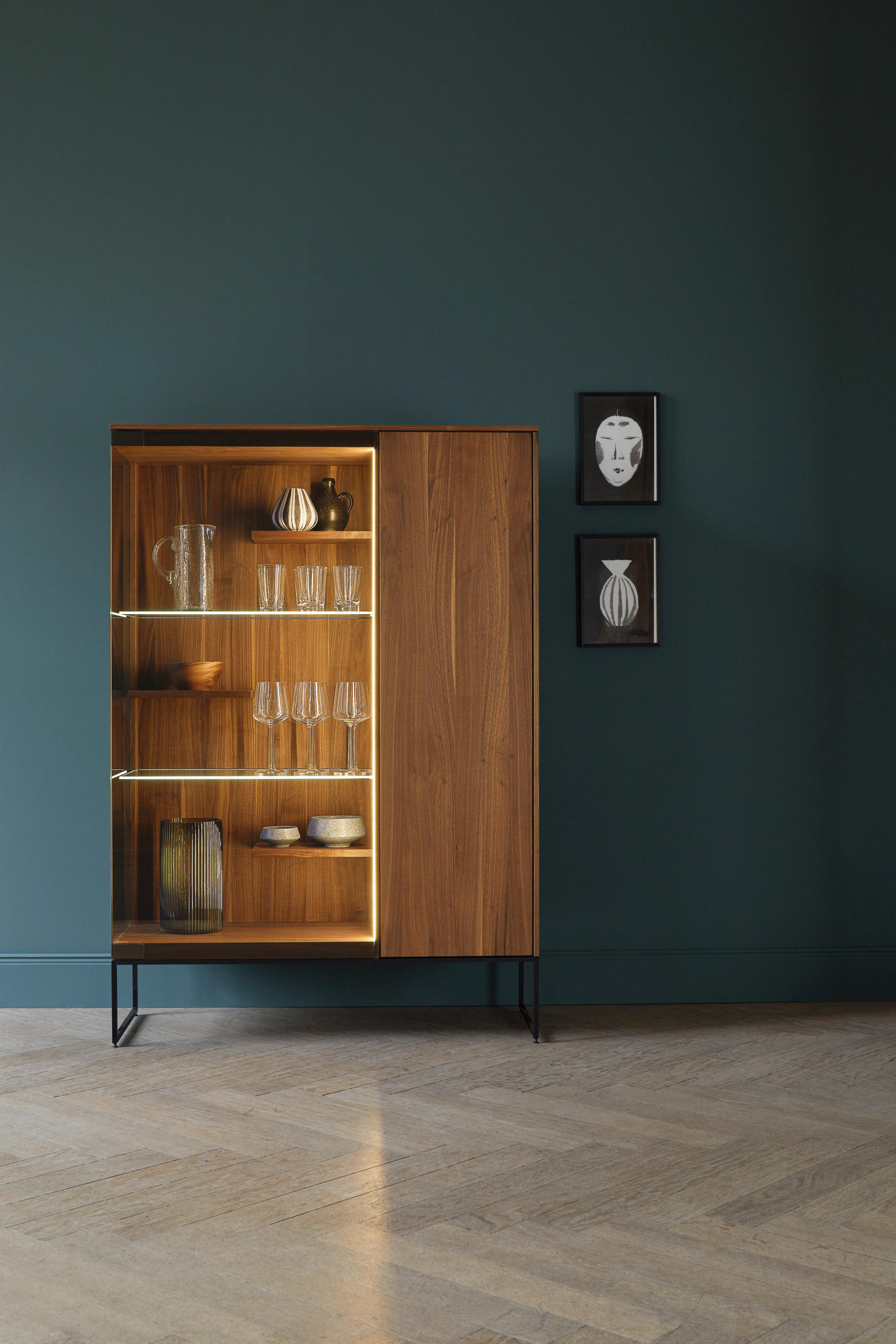 VITRINE  in massiv Nussbaum Nussbaumfarben - Nussbaumfarben/Schwarz, KONVENTIONELL, Glas/Holz (103,8/150,1/41,8cm) - Team 7