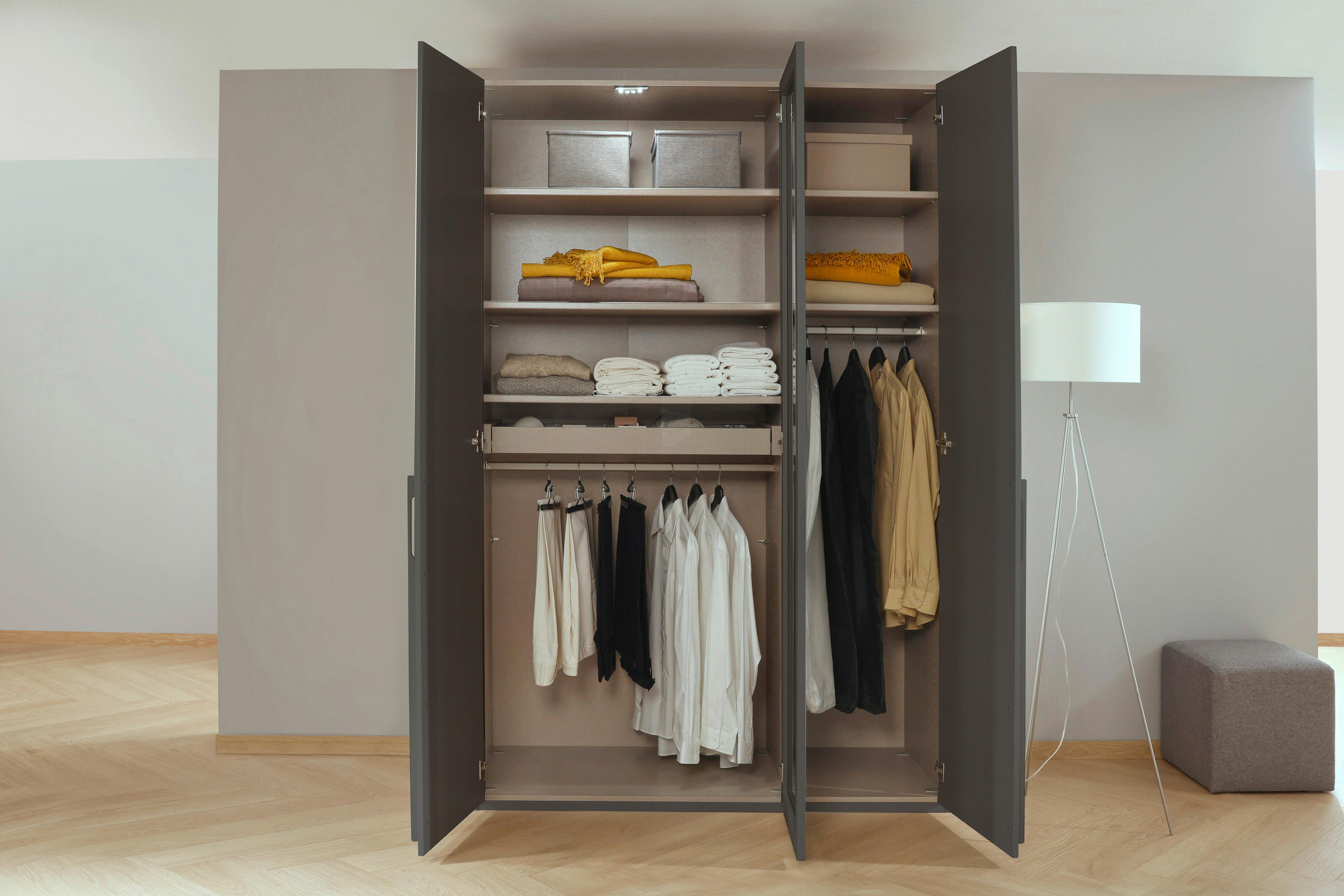 Thumbnail - Novel Drehtürenschrank, Graphit, Grau, Metall, 5 Fächer, 151x235x60 cm, Blauer Engel, Goldenes M, Made in Germany, Typen...