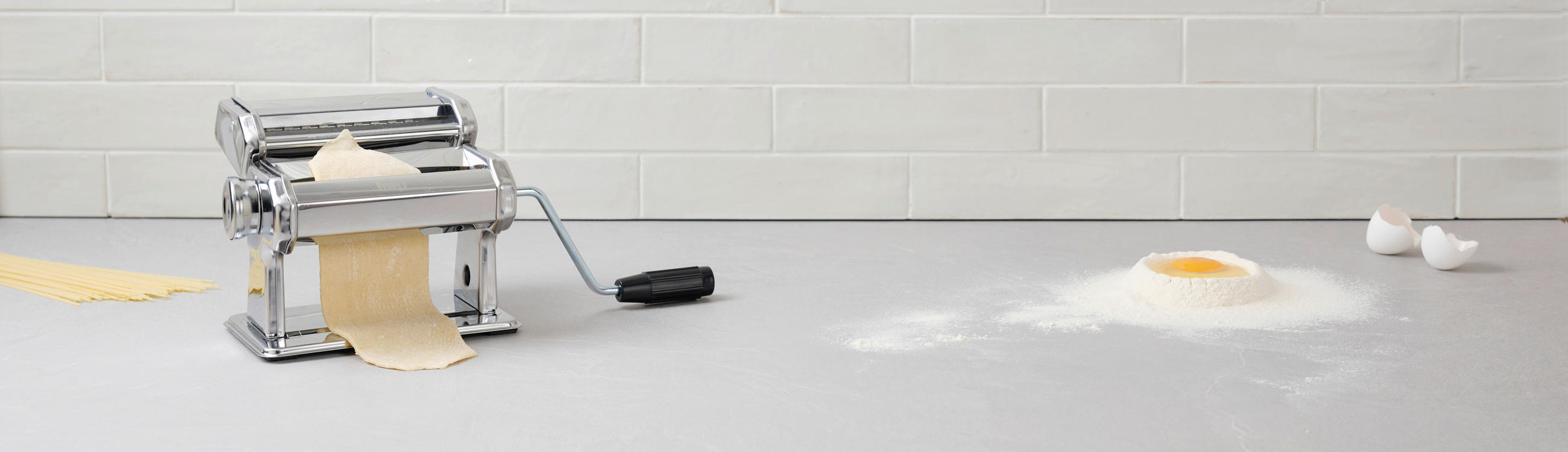 MAșINĂ PENTRU PASTE - culoare inox/negru, Basics, plastic/metal (20/12,2/12,9cm) - Homeware Profession.