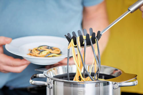 SPAGHETTILÖFFEL  - Edelstahlfarben, Basics, Kunststoff/Metall (34,95cm) - Rösle