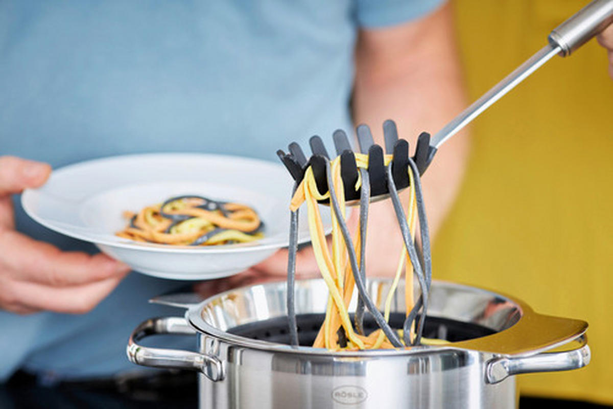 SPAGHETTILÖFFEL  - Edelstahlfarben, Basics, Kunststoff/Metall (34,95cm) - Rösle