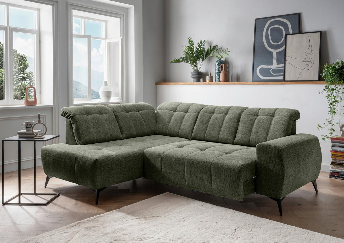 Livetastic ECKSOFA Grün Chenille, links davon: Hochflorteppich, Beistelltisch in grün, rechts davon: Topfpflanze in grün, Bild in hellem Wohnzimmer.