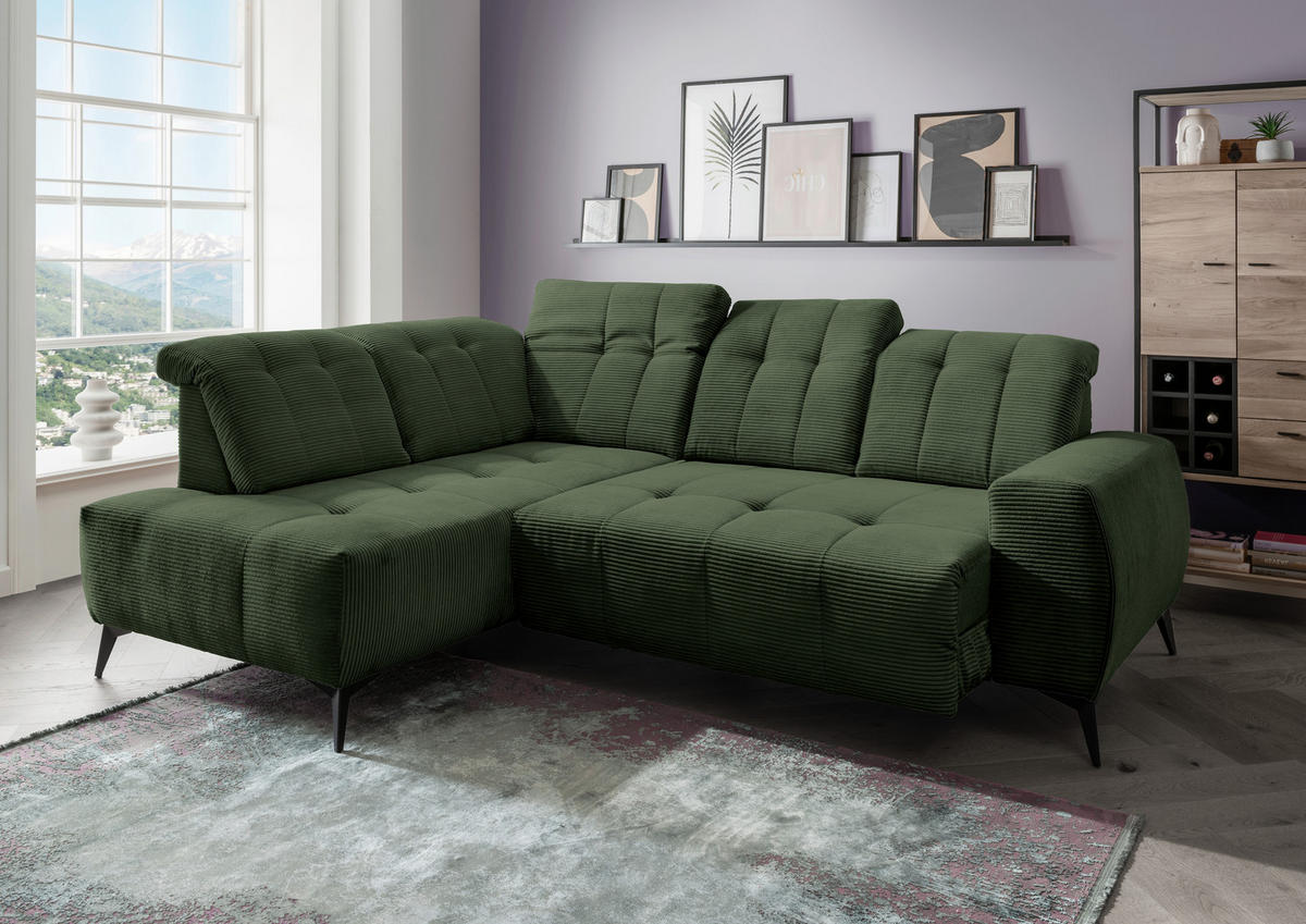 Livetastic ECKSOFA Dunkelgrün Cord, links davon: Webteppich, rechts davon: Highboard, Lektüre, Bild in grau in hellem Wohnzimmer.