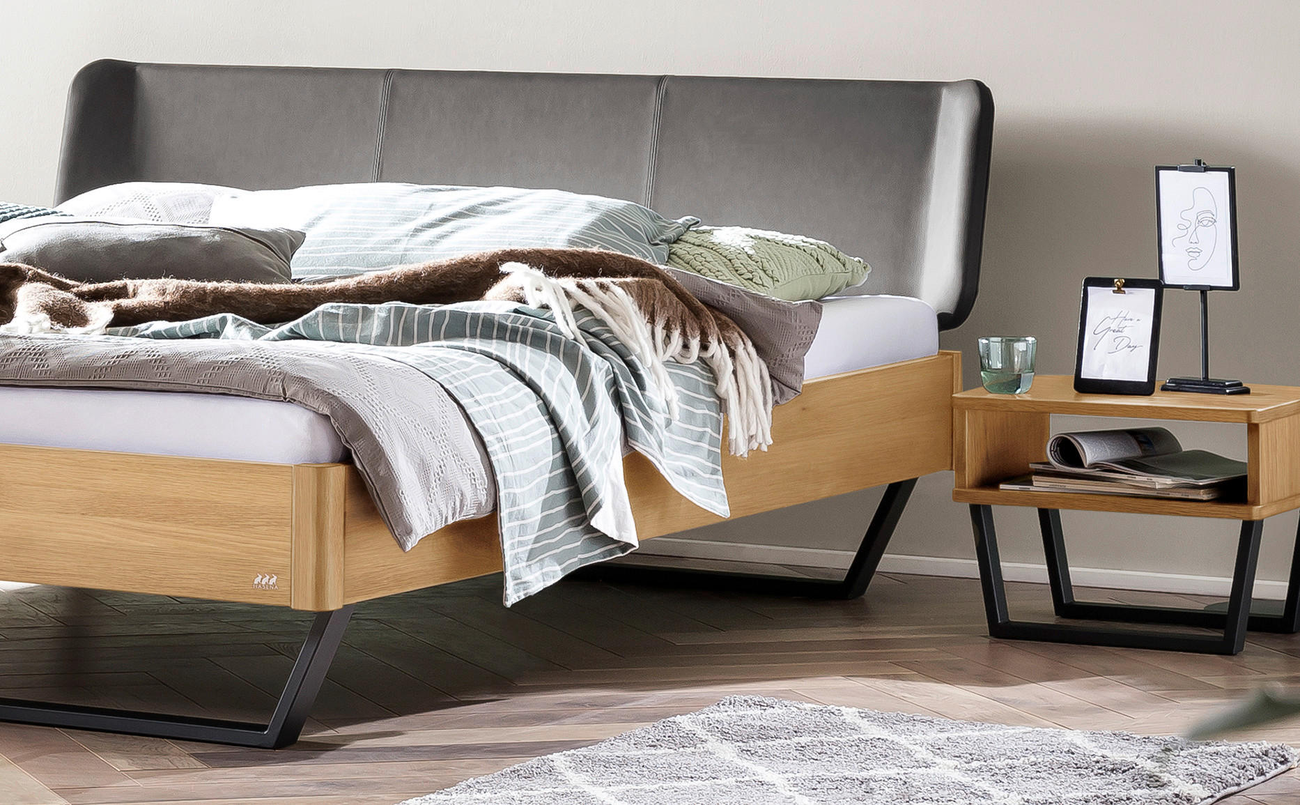 Thumbnail - Hasena Bett, Anthrazit, Eiche, Dunkelgrau, Holz, Textil, Eiche, massiv, Höhe ca. 22 cm, 180x200 cm, gepolstertes Kopftei...