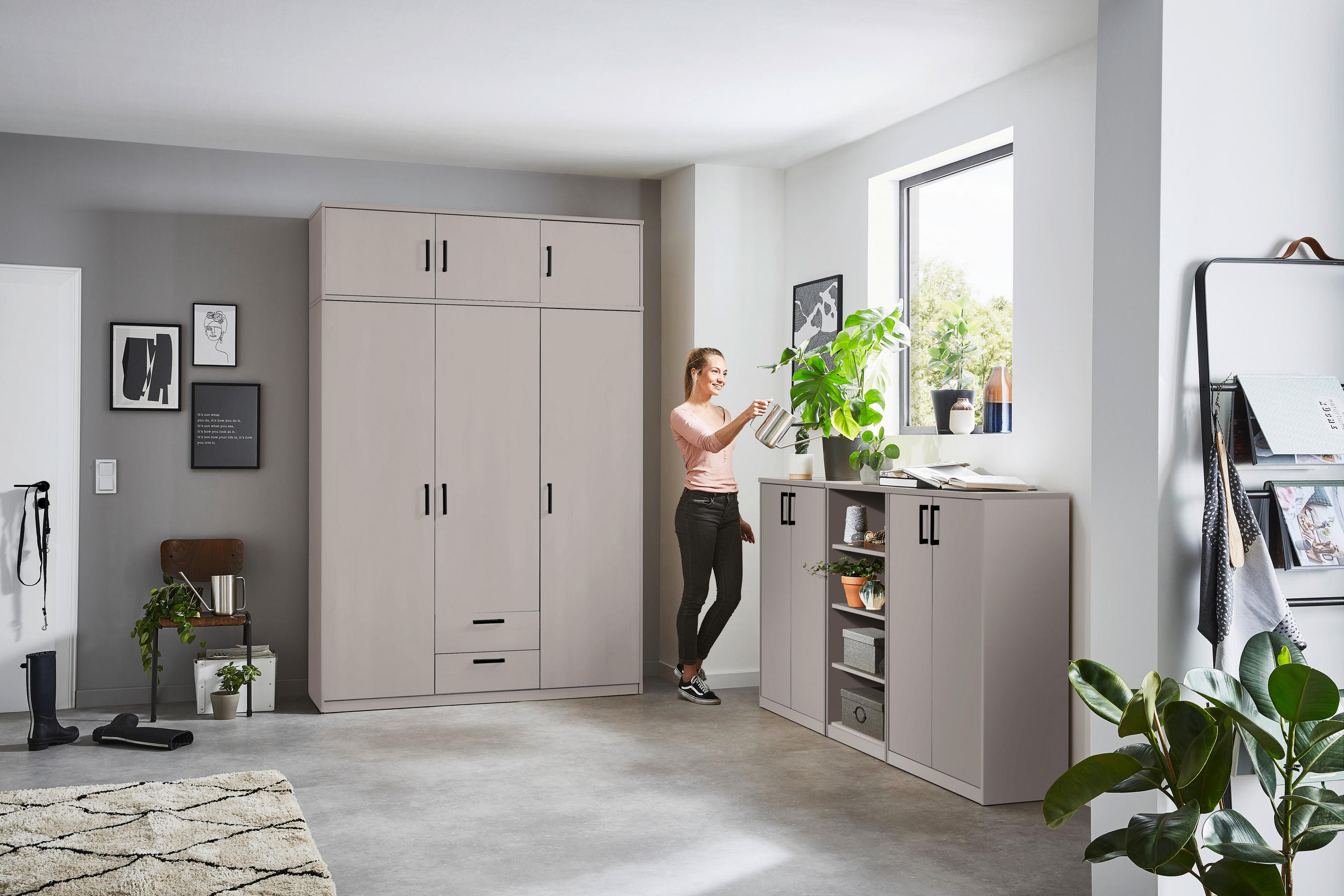 NYÍLÓAJTÓS SZEKRÉNY kasmírszínű  - kasmírszínű/fekete, Basics, faalapú anyag/fém (157/194/54cm) - Xora