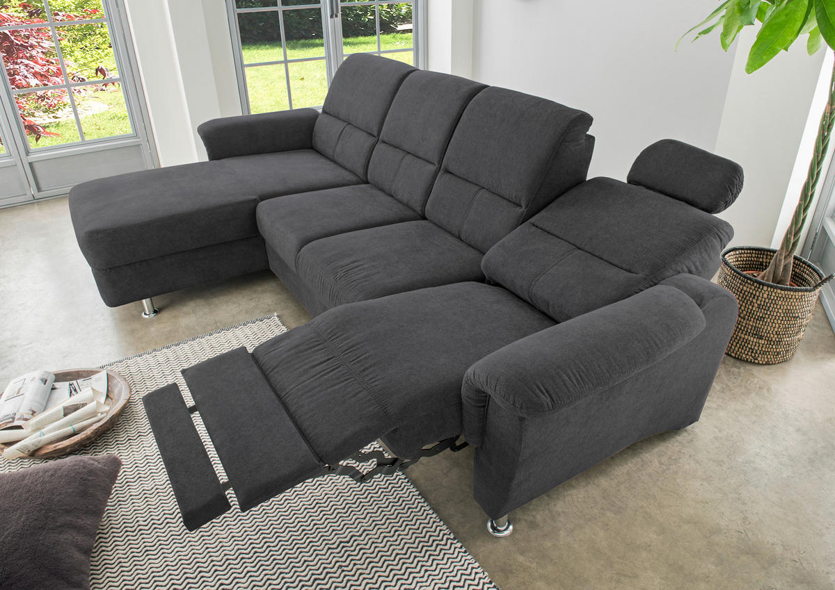Livetastic ECKSOFA Schwarz Mikrofaser, links davon: Webteppich, Kissen in grau in dunklem Wohnzimmer.