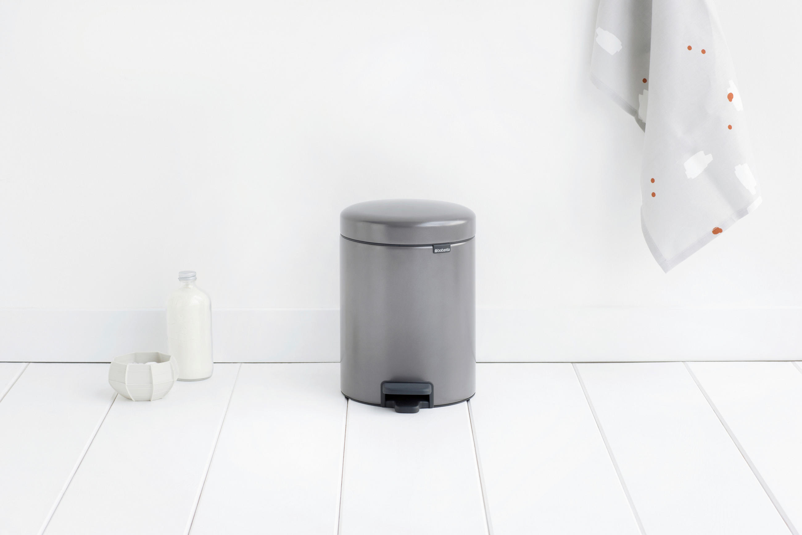 PEDÁLOS SZEMETES  - fekete/platinaszürke, Basics, műanyag/fém (5l) - Brabantia