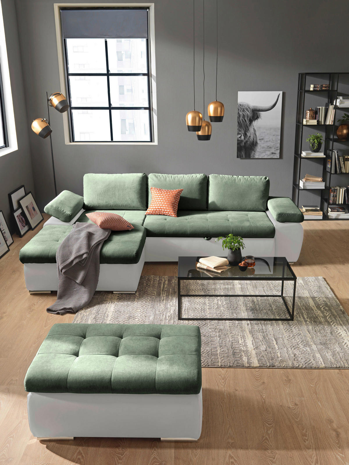 MID.YOU ECKSOFA Weiß, Olivgrün Flachgewebe, links davon: Decke, rechts davon: Couchtisch, Regal, Bild in hellem Wohnzimmer.