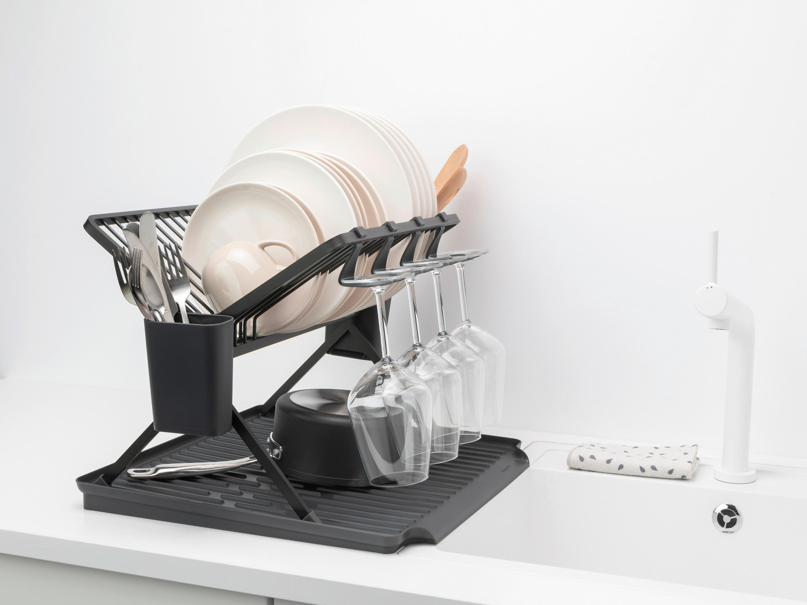 EDÉNYSZÁRÍTÓ TÁLCA - sötétszürke, Basics, műanyag/fém (2.136kg) - Brabantia