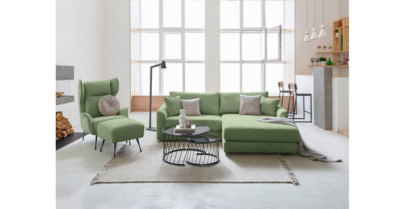 Landscape ECKSOFA Olivgrün Cord, links davon: Hochflorteppich in grün, Polstersessel in grün, Couchtisch in schwarz, rechts davon: Decke in grün in hellem Wohnzimmer.