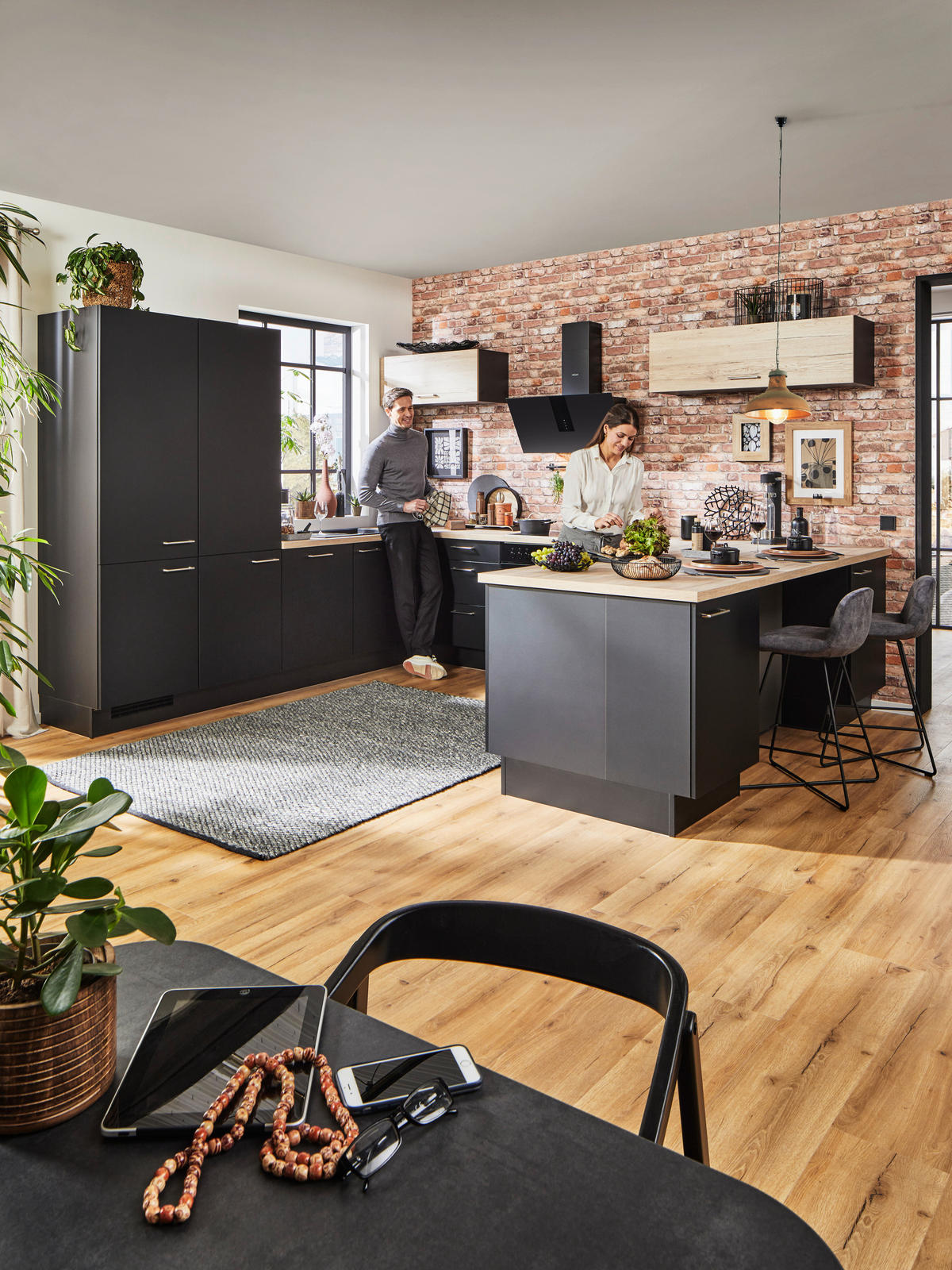 INBYGGNADSKÖK   - svart, Design, trämaterial - Celina