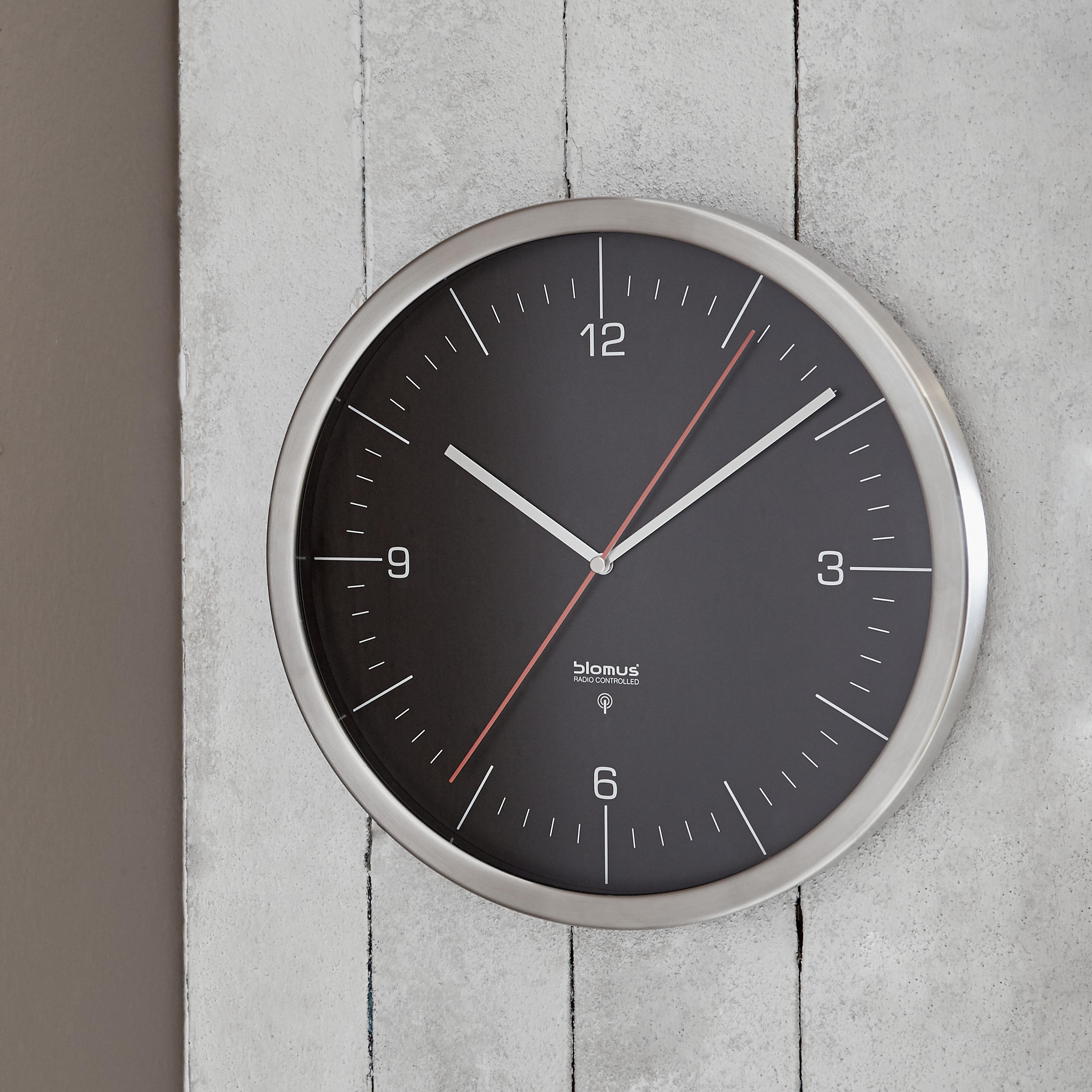 WANDUHR  Schwarz, Silberfarben  - Silberfarben/Schwarz, Basics, Kunststoff/Metall (30,4/4,2/30,4cm) - Blomus