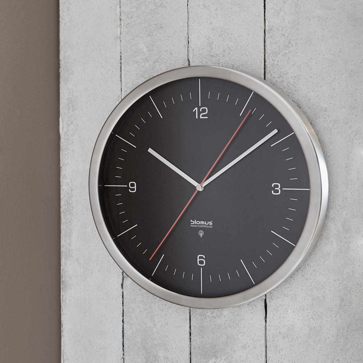 WANDUHR  Schwarz, Silberfarben  - Silberfarben/Schwarz, Basics, Kunststoff/Metall (30,4/4,2/30,4cm) - Blomus