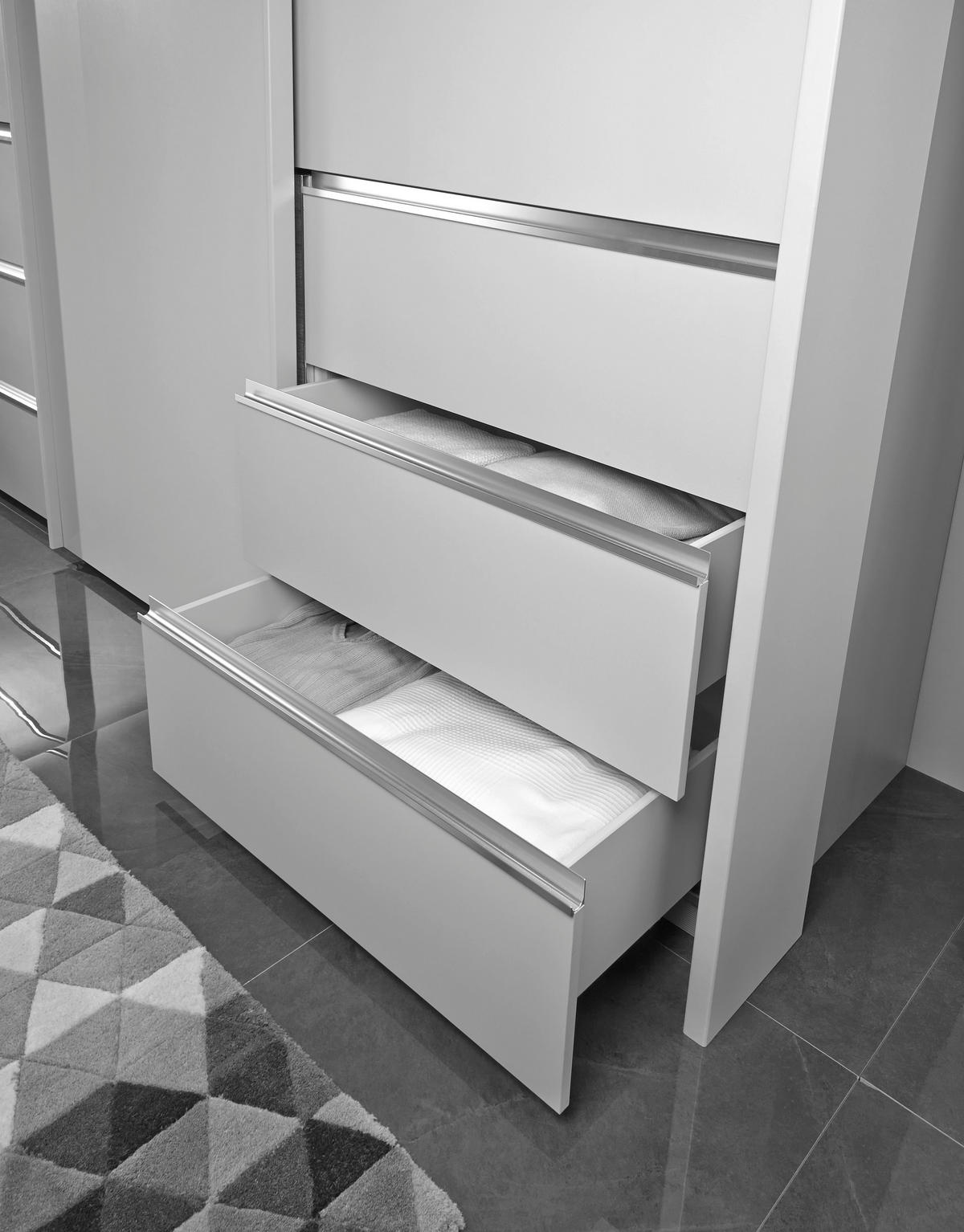 SCHWEBETÜRENSCHRANK in Weiss  - Chromfarben/Weiss, Design, Glas/Holzwerkstoff (330/217/67cm) - Novel