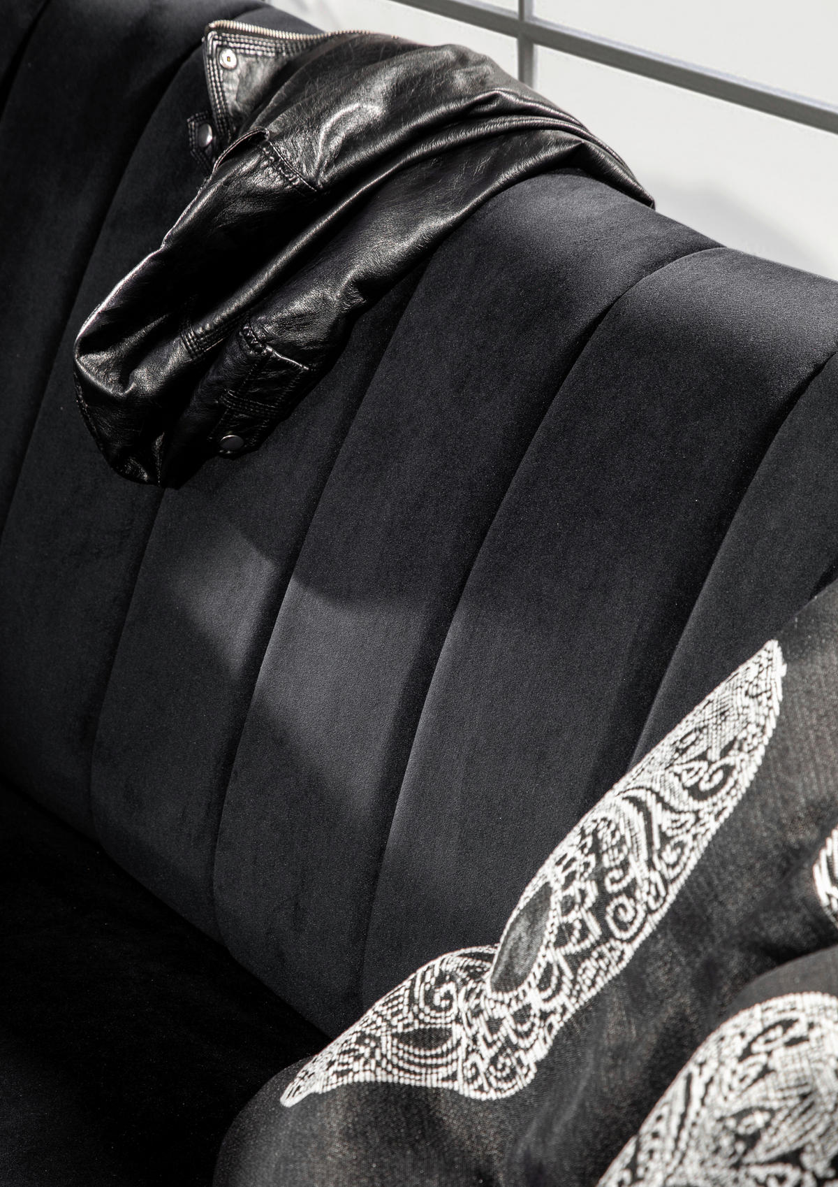 2-SITZER-SOFA in Chenille Schwarz  - Schwarz, Design, Holz/Textil (168/96/75cm) - Ambia Home