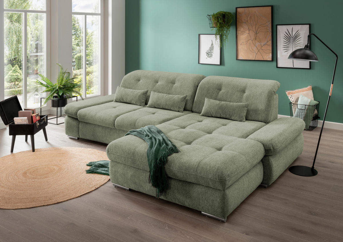 Livetastic ECKSOFA Grün Chenille, links davon: Hochflorteppich, Stuhl in schwarz, Topfpflanze in grün, rechts davon: Bild in grün in hellem Wohnzimmer.