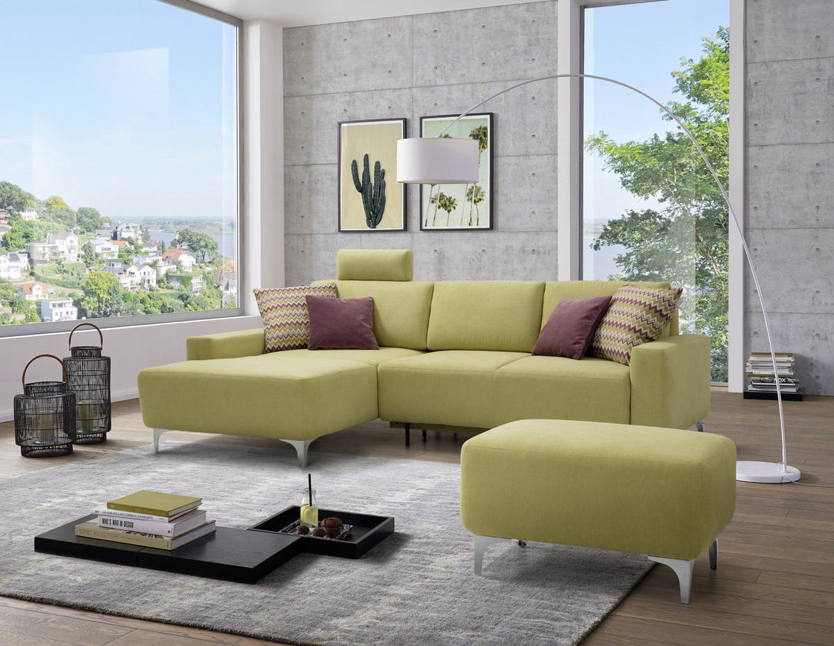 Sedda ECKSOFA Hellgrün Chenille, links davon: Hochflorteppich in grau, Lektüre, rechts davon: Kissen in lila, Bild in hellem Wohnzimmer.