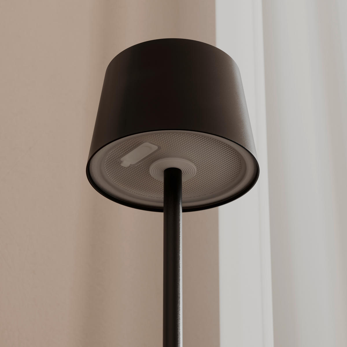 ÚJRATÖLTHETŐ ASZTALI LÁMPA - fekete, Basics, fém (9/22cm) - Novel