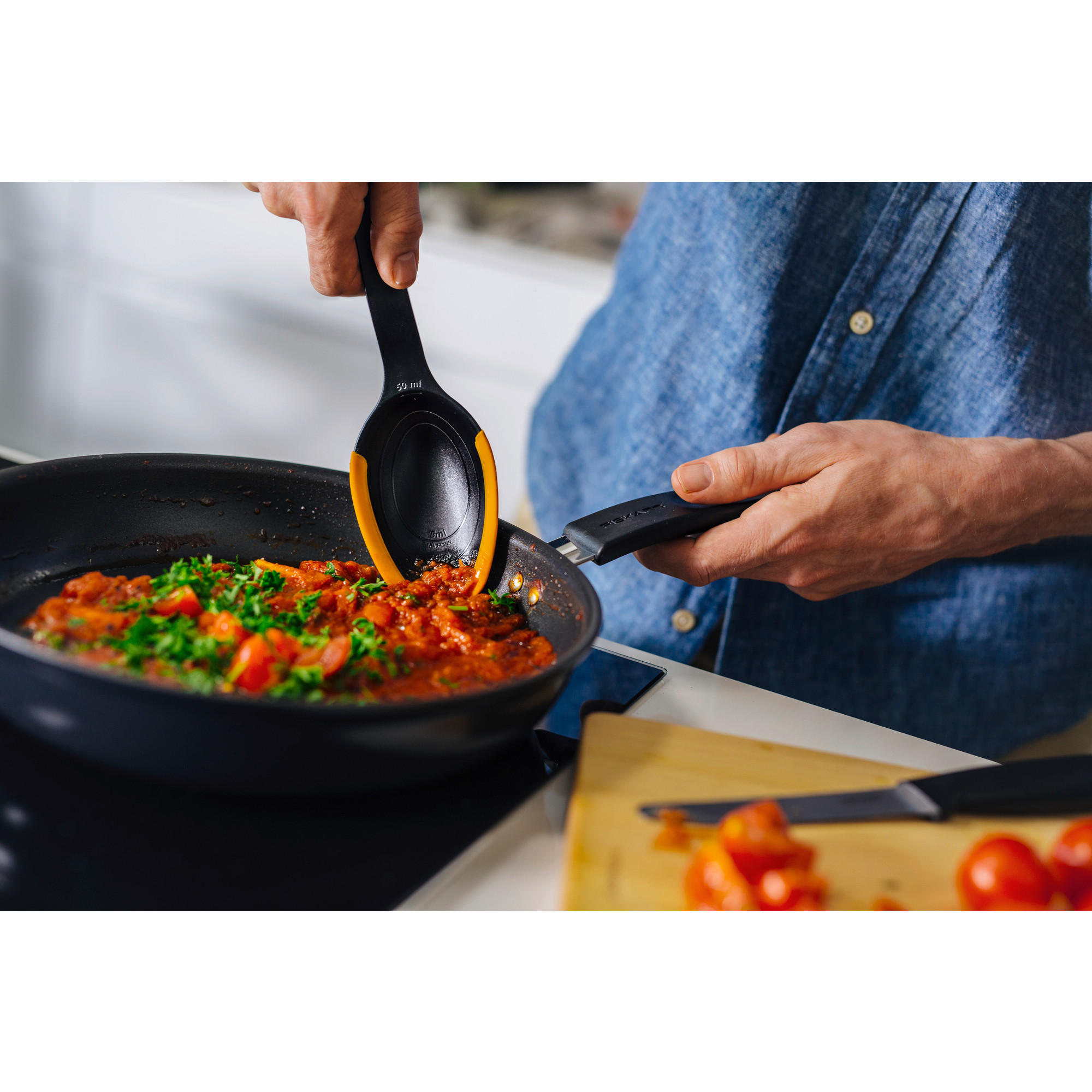 ŽLICA ZA SERVIRANJE FISKARS FUNCTIONAL FORM - narančasta/crna, Basics, plastika (26cm) - Fiskars