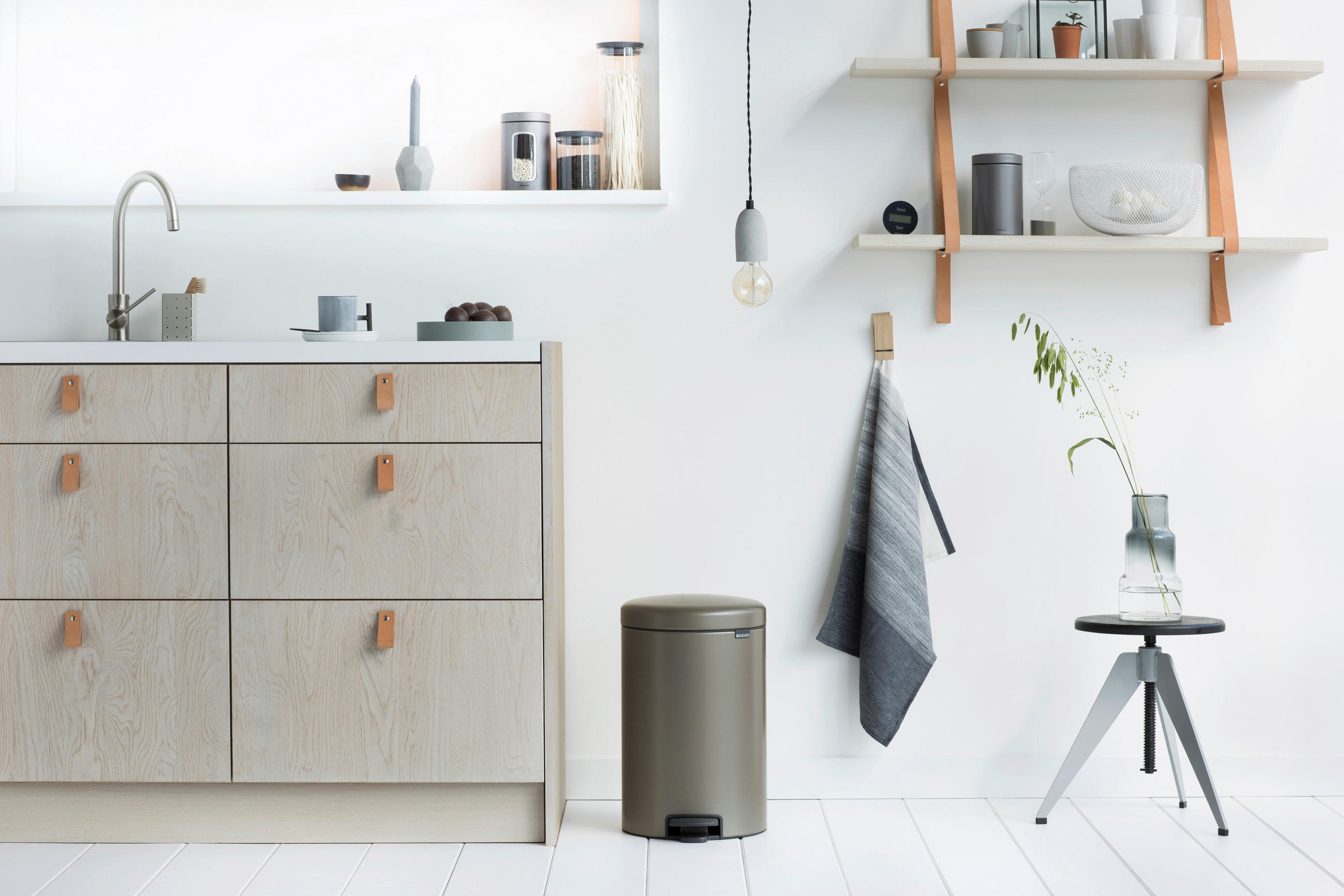 BILLENŐFEDELES SZEMETESVÖDÖR 20 l - fekete/platinaszürke, Basics, műanyag/fém (46,7/29/38cm) - Brabantia