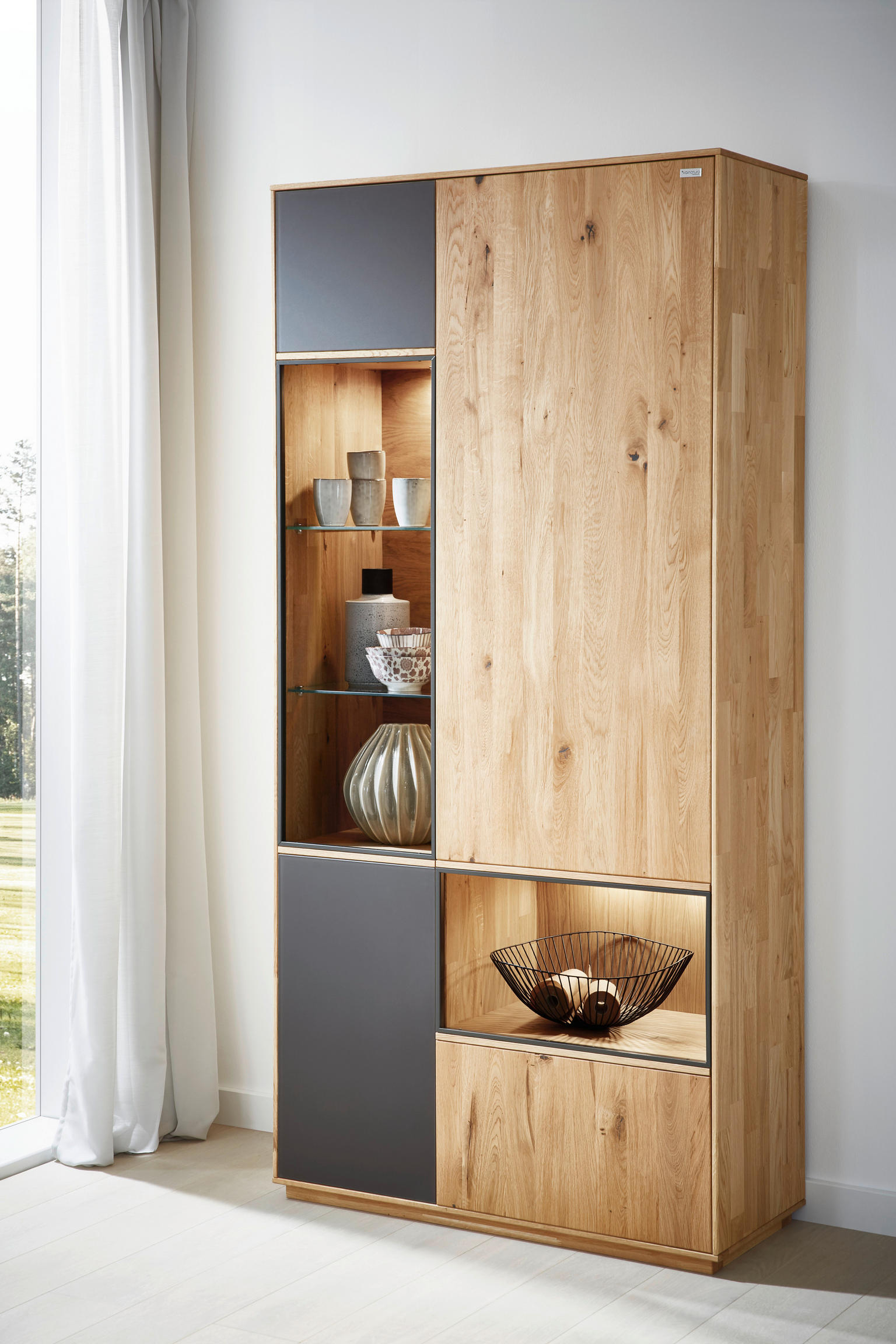 VITRINE in massiv Wildeiche Anthrazit, Eichefarben - Einrichtungsbeispiel