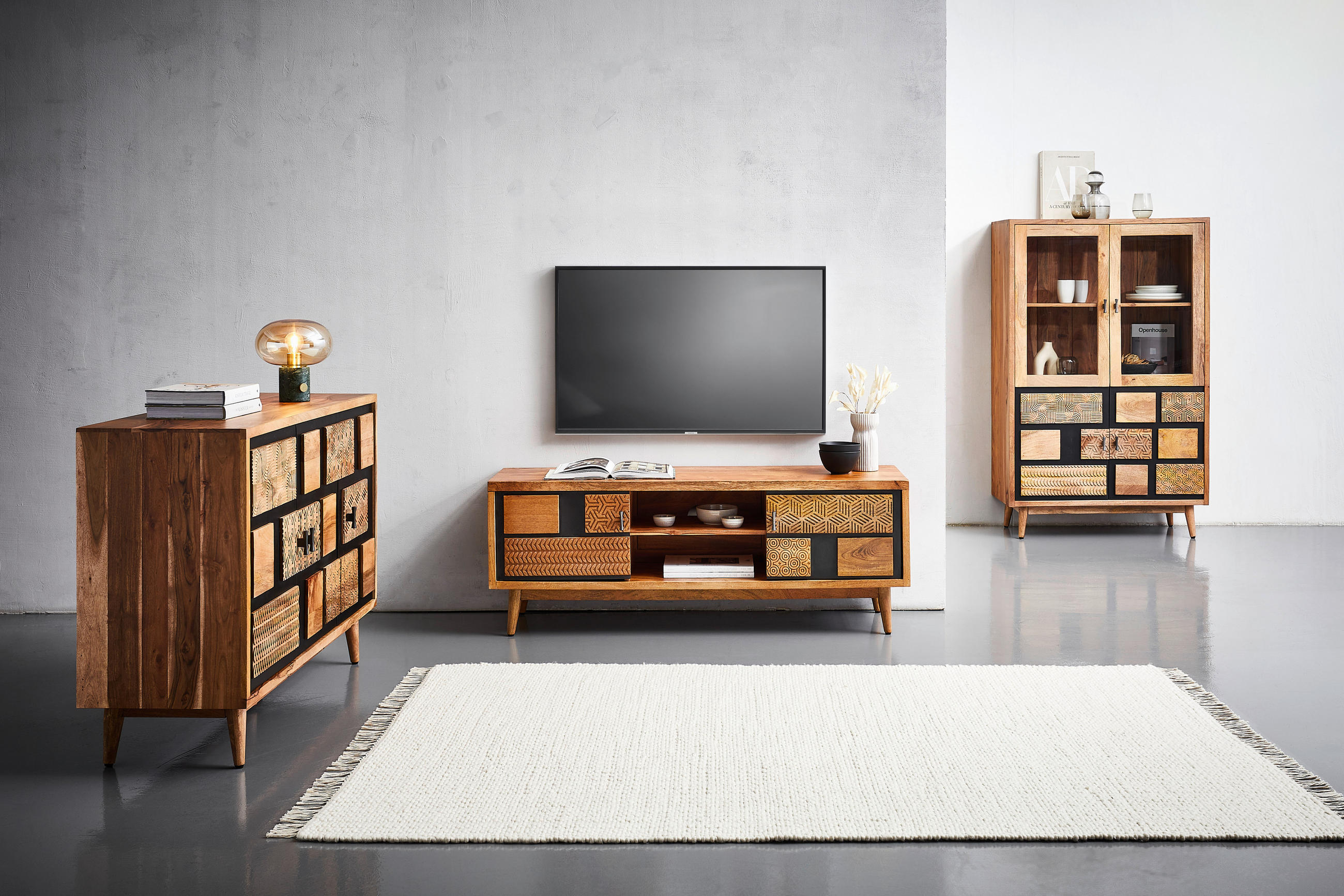 COMODĂ CU UȘI 130/82/42 cm