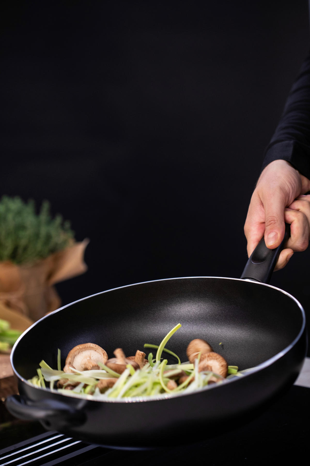 PÁNEV WOK, nepřilnavý povrch ILAG®,  32 cm  - černá, Basics, kov (32cm)