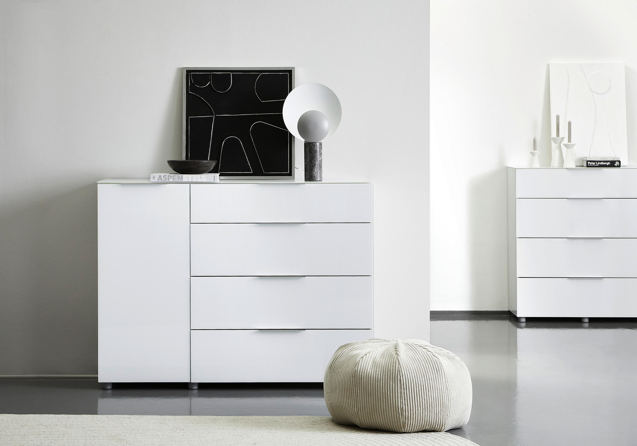 COMODĂ CU UșI 135/99/40 cm  - culoare crom/alb lucios intens, Basics, plastic/sticlă (135/99/40cm) - Voleo