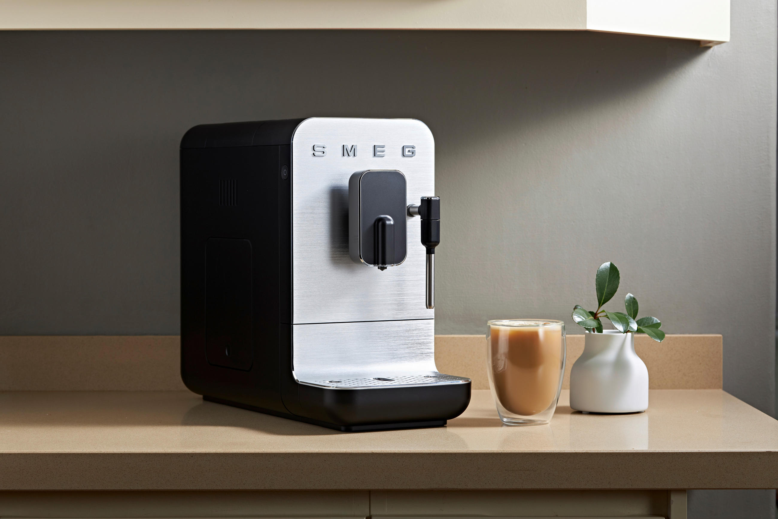 KAFFEEVOLLAUTOMAT Collezione  - Schwarz, Basics, Kunststoff/Metall (18/33.6/43.3cm) - SMEG