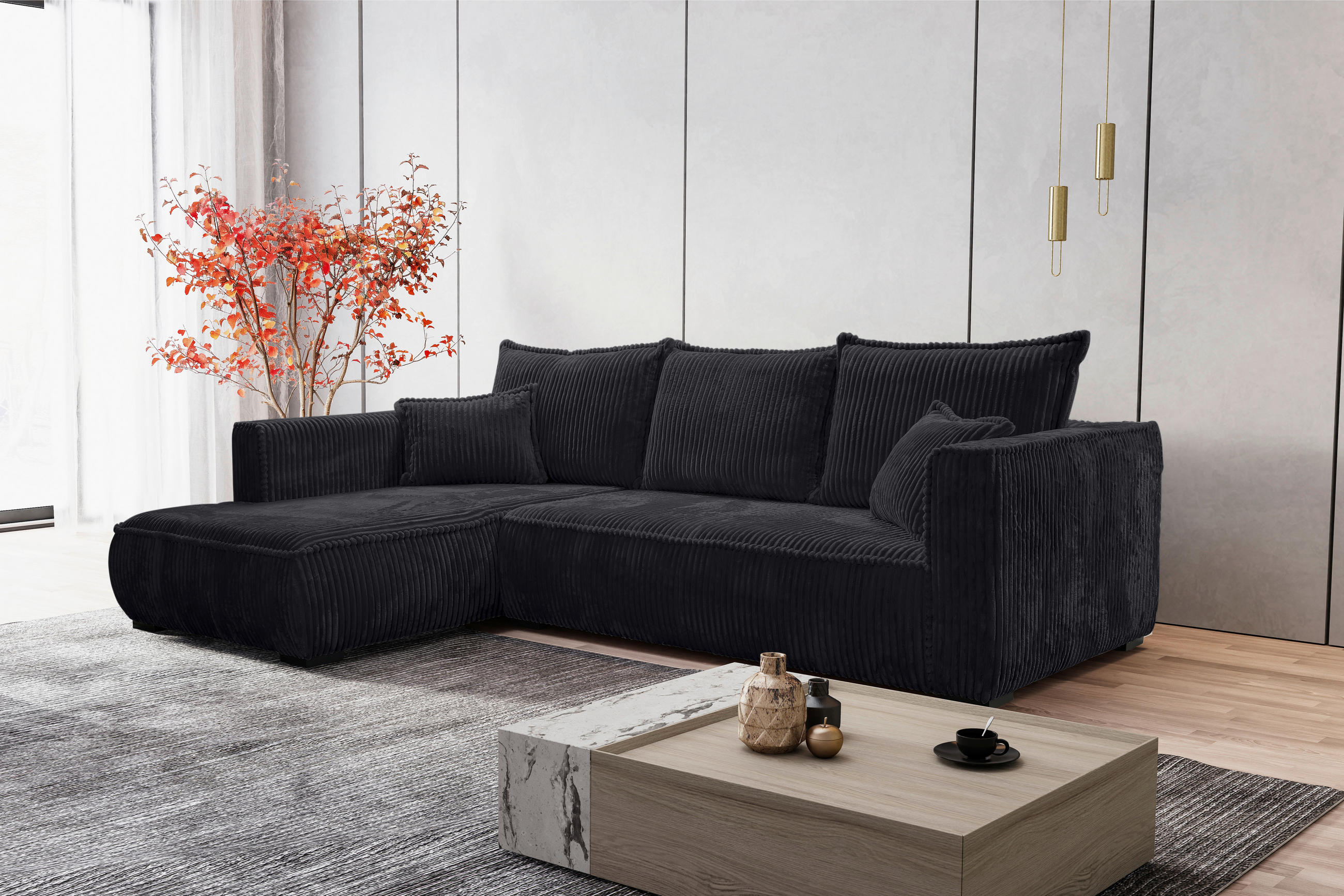 Carryhome ECKSOFA Schwarz Cord, links davon: Hochflorteppich, Store, rechts davon: Couchtisch in braun in hellem Wohnzimmer.