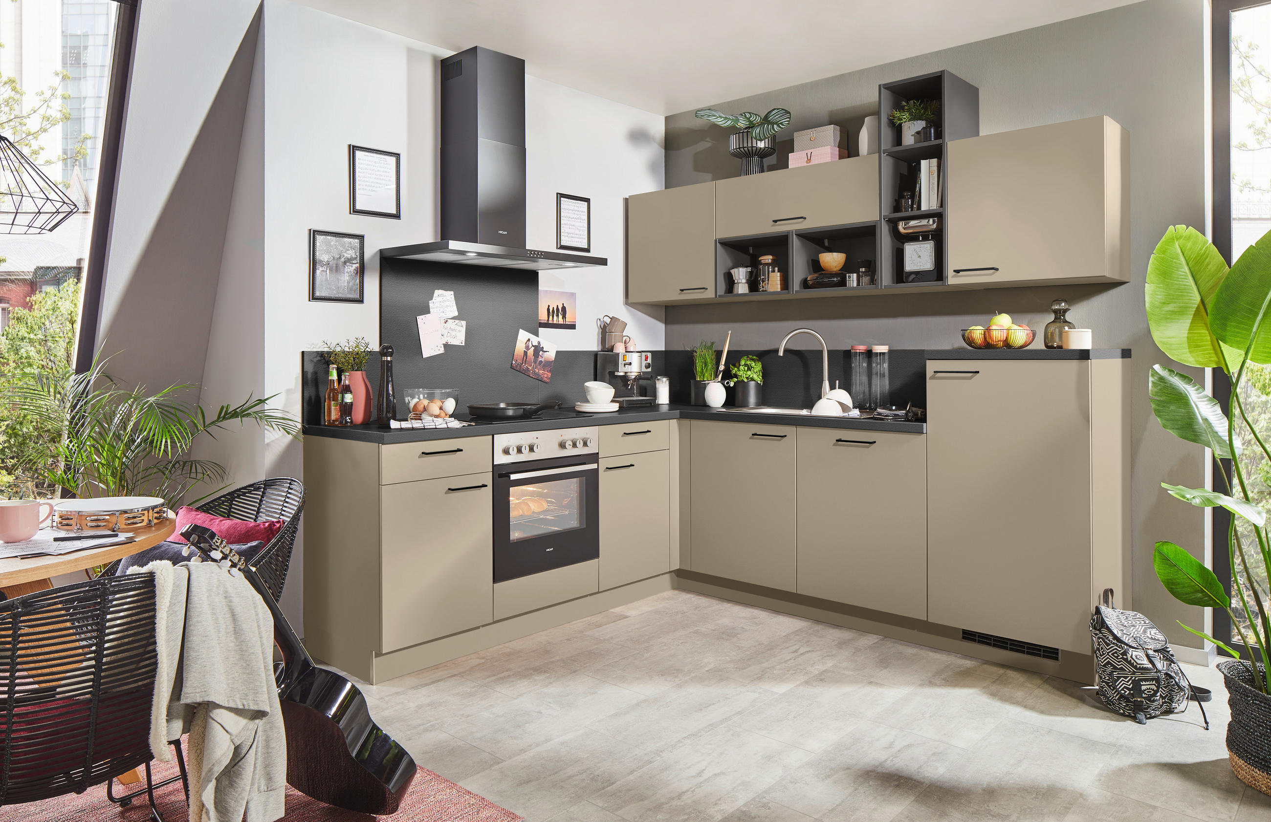 ROHOVÁ KUCHYŇ - černá/krémová, kompozitní dřevo (225/245cm) - Express-Kuechen