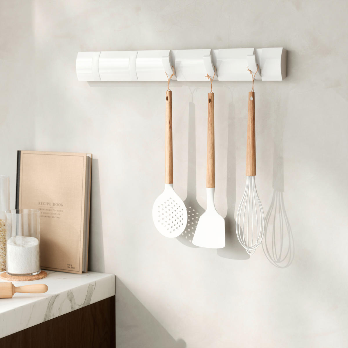 KUKA  bela  drvo, plastika  - bela, Lajfstajl, drvo/plastika (53/7/3cm) - Umbra