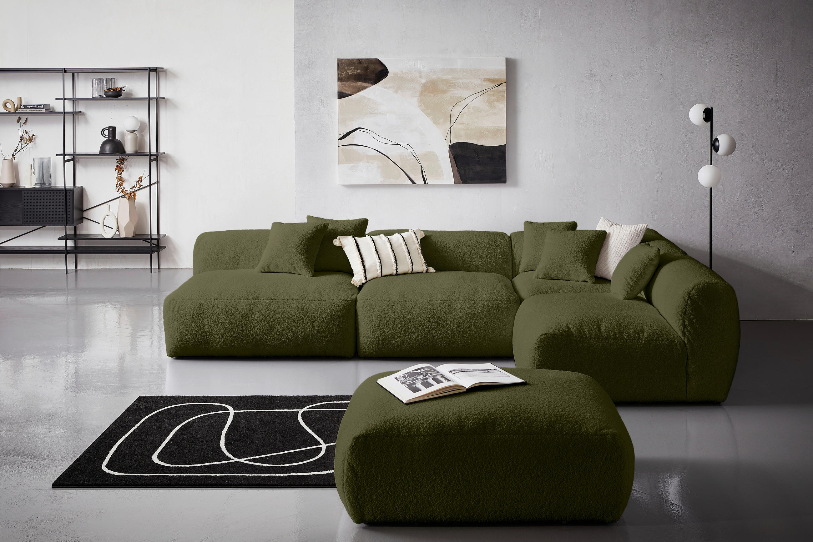 Livetastic ECKSOFA inkl. Hocker BLOOM Olivgrün Flachgewebe, Teddystoff, rechts davon: Hocker in grün, Lektüre in weiß, Wandleuchte in hellem Wohnzimmer.