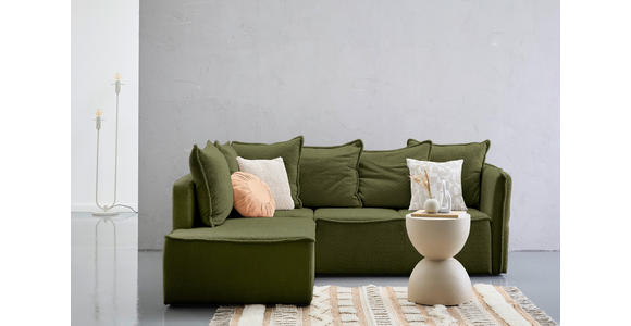 Carryhome ECKSOFA Olivgrün Chenille, rechts davon: Sofa in grün, Hochflorteppich in weiß, Beistelltisch in hellem Wohnzimmer.