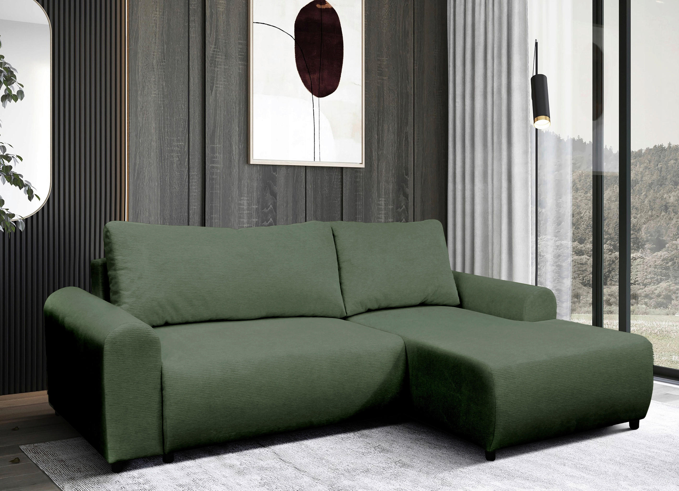 MID.YOU ECKSOFA Grün Struktur, links davon: Hochflorteppich in grün, rechts davon: Gardine, Store in dunklem Wohnzimmer.