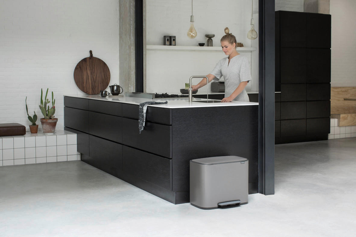KOŠ ZA SMETI - platinaste barve/črna, Design, kovina/umetna masa (54/44/36,5cm) - Brabantia