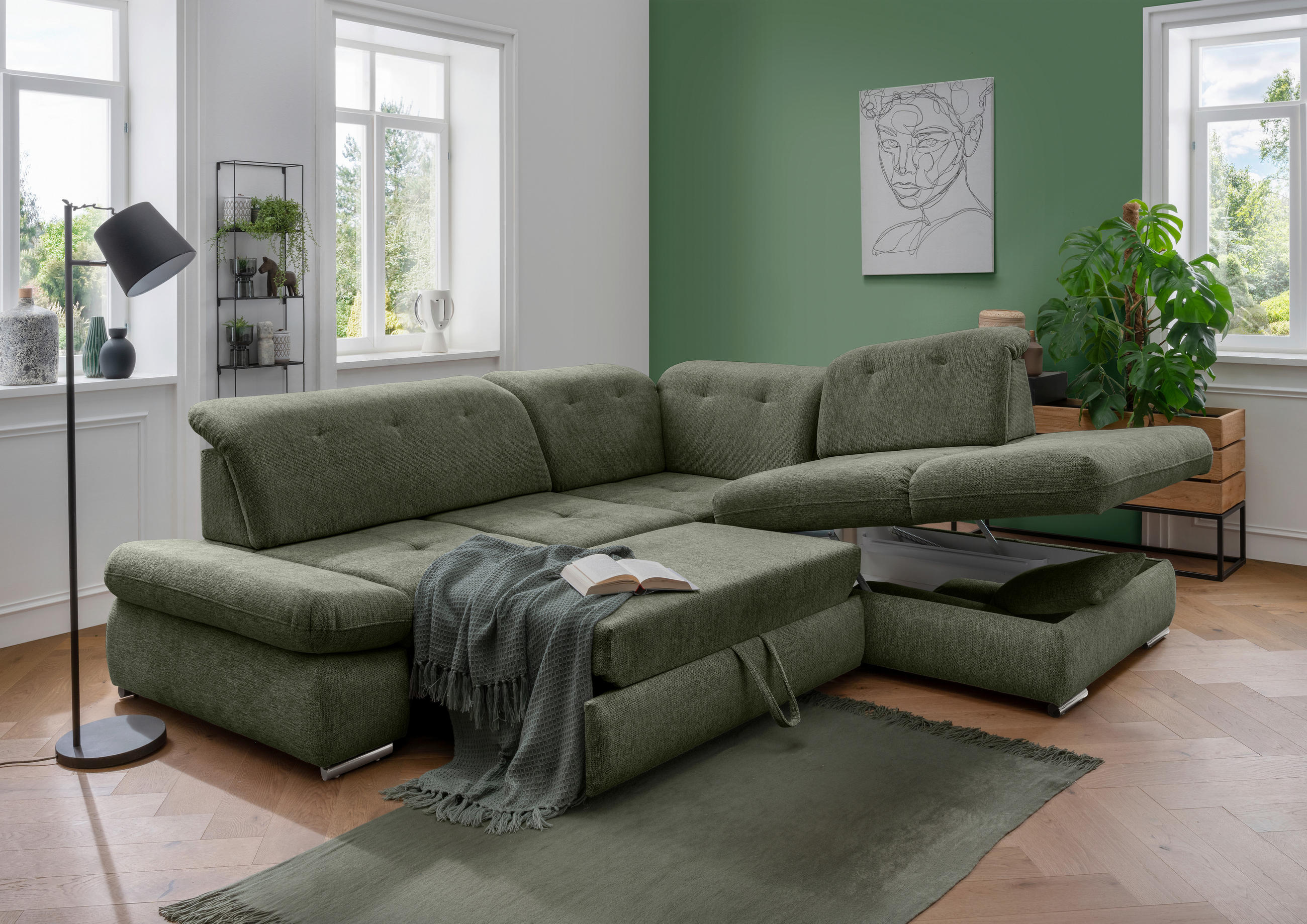 Livetastic ECKSOFA Dunkelgrün Chenille, rechts davon: Decke, Topfpflanze in grün, Bild, Lektüre in weiß in hellem Wohnzimmer.