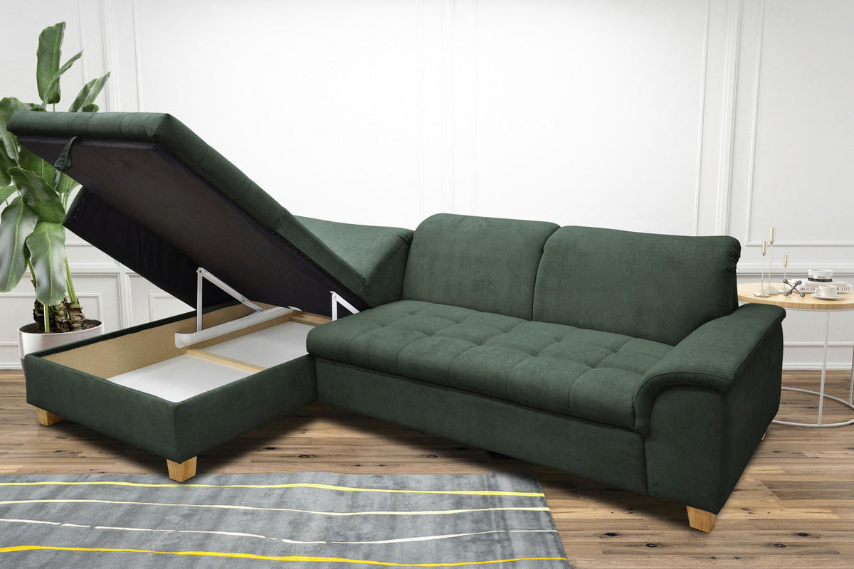 MID.YOU ECKSOFA Grün Mikrofaser, links davon: Hochflorteppich, rechts davon: Beistelltisch in hellem Wohnzimmer.