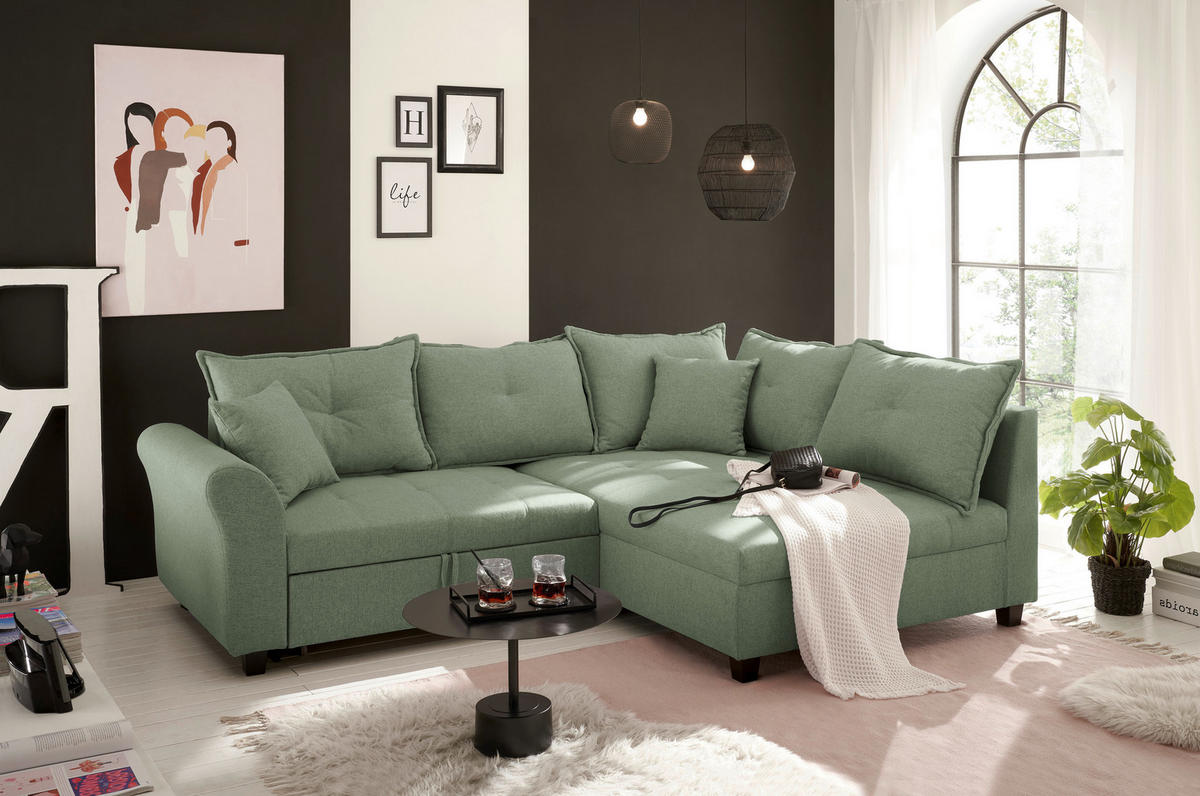 Livetastic ECKSOFA Grün Webstoff, links davon: Beistelltisch in schwarz, Kissen in grün, rechts davon: Decke, Topfpflanze in grün in hellem Wohnzimmer.