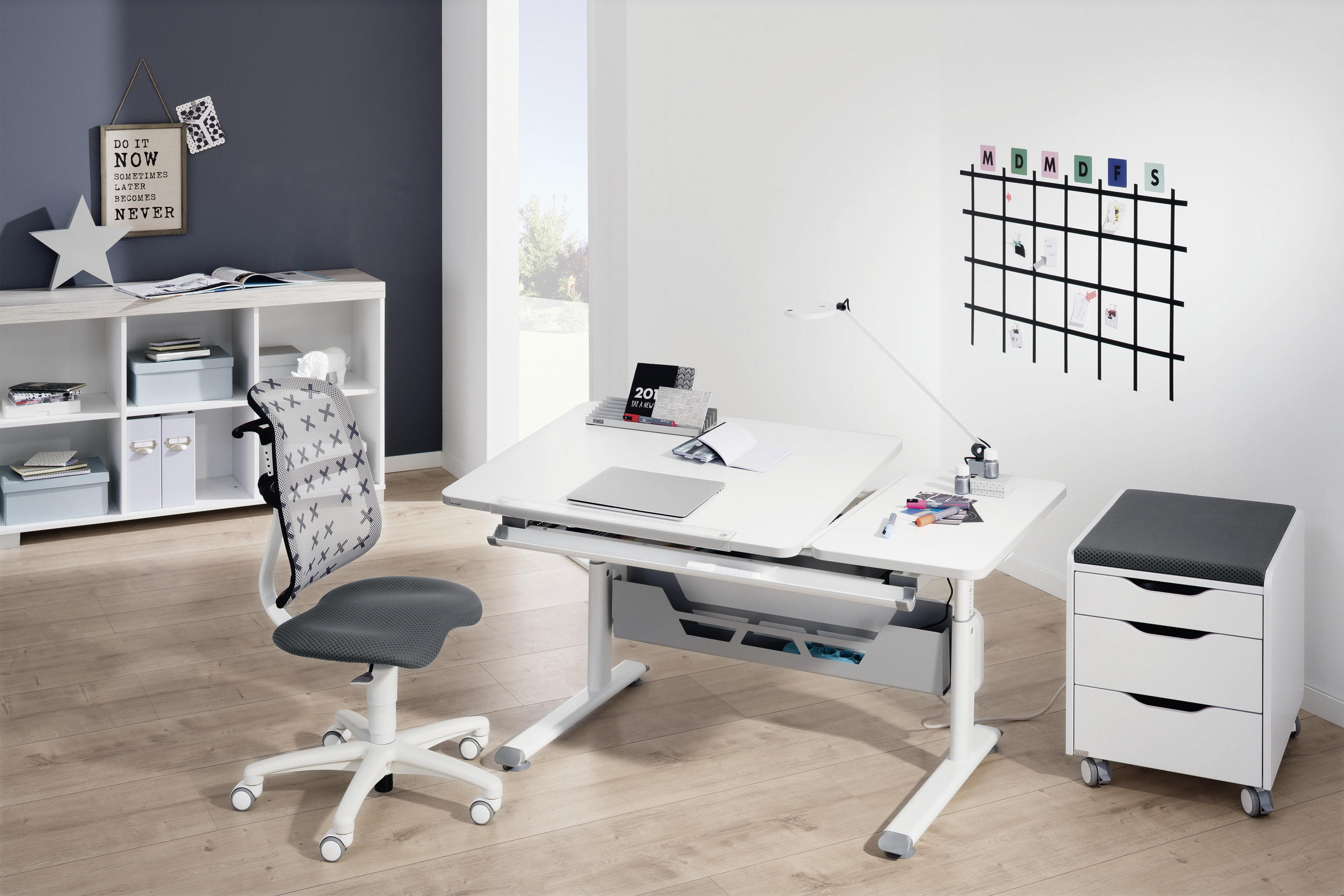 JUGENDSCHREIBTISCH 130/70/53-79 cm höhenverstellbar - Weiß, Basics, Holzwerkstoff/Kunststoff (130/70/53-79cm) - Paidi