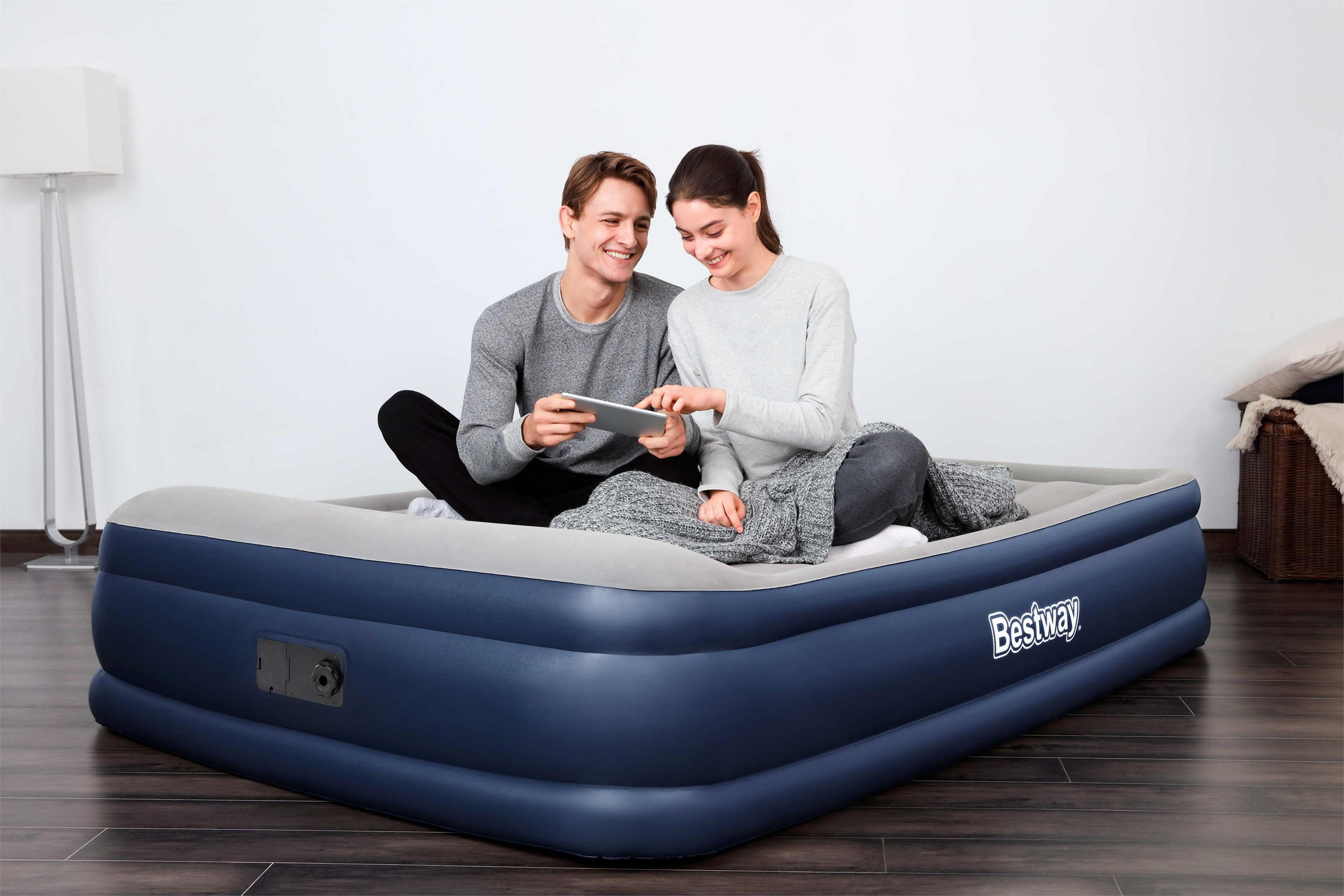 Матрас надувной Bestway TRITECH Airbed Queen 203х152х56см электронасос