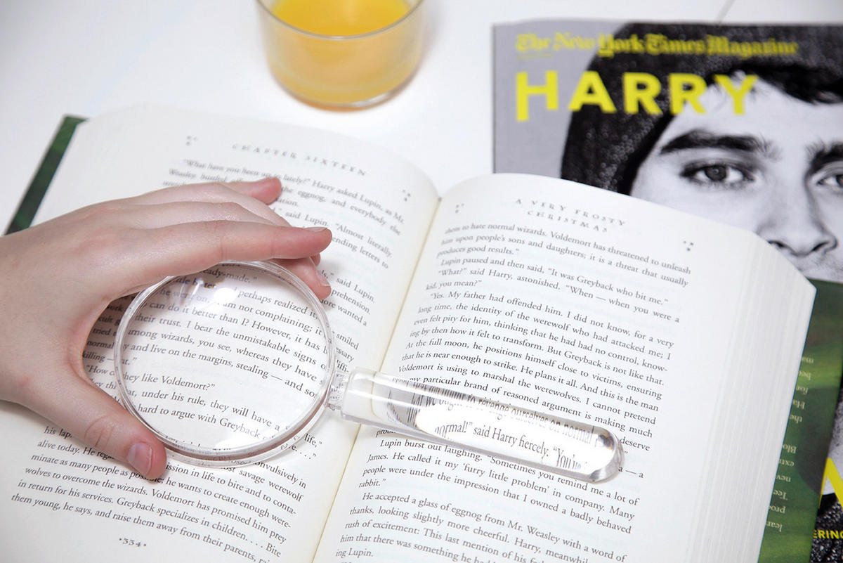 RUČNÍ LUPA - čiré, Basics, plast/sklo (11,4/1,6/26,8cm) - Kikkerland