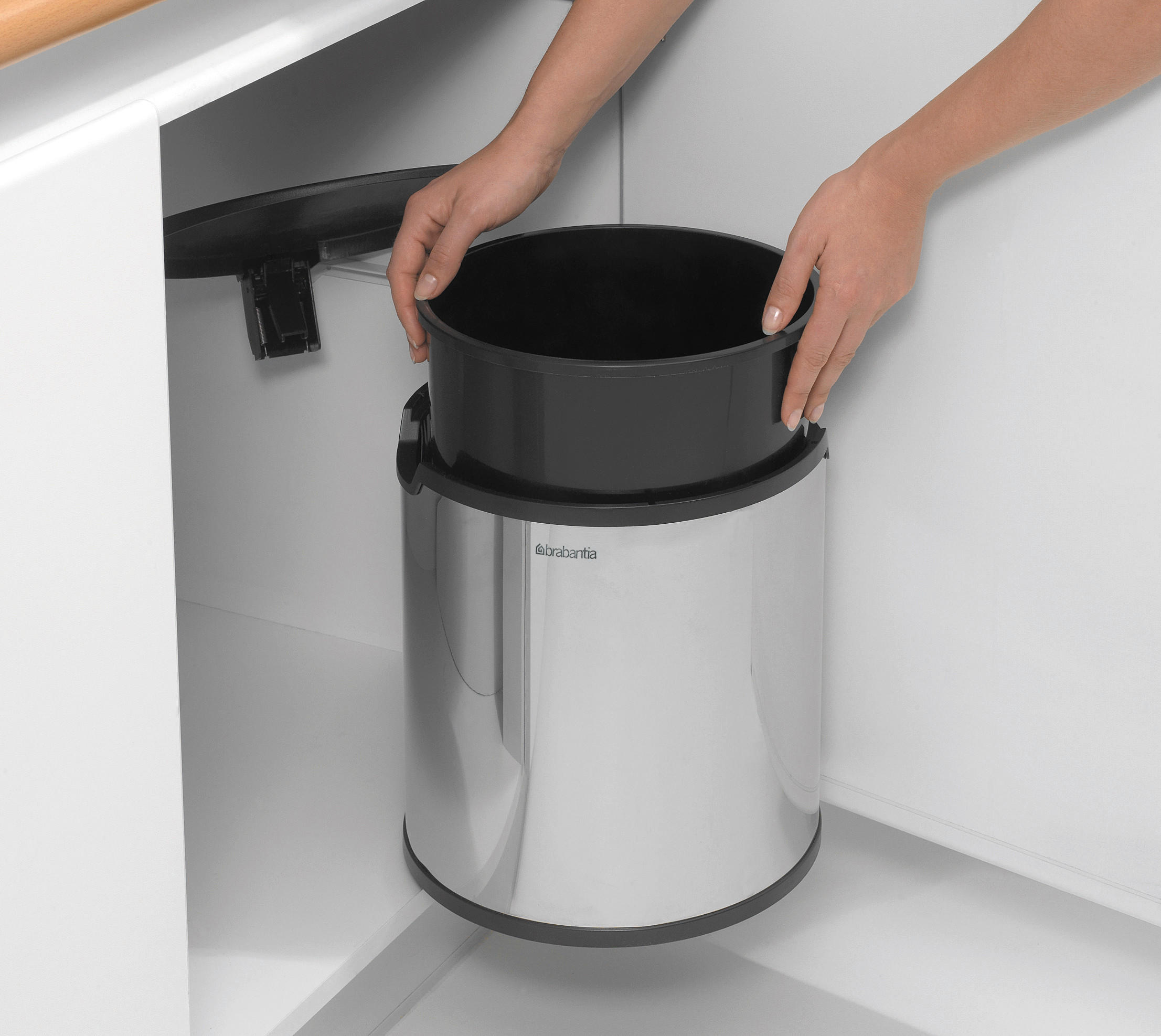 BILLENŐFEDELES SZEMETESVÖDÖR 15 l  - ezüst/fekete, Basics, műanyag/fém (15l) - Brabantia