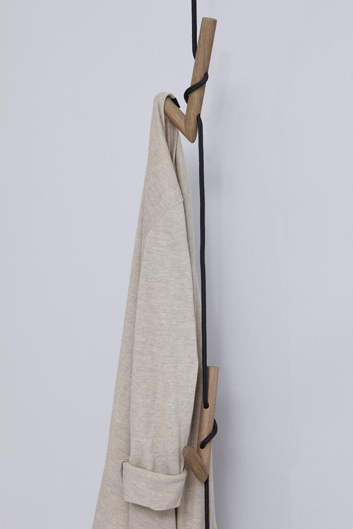 WANDGARDEROBE  in Kerneiche vollmassiv Anthrazit, Eichefarben  - Eichefarben/Anthrazit, Natur, Holz/Textil (12/197/30cm) - Valnatura