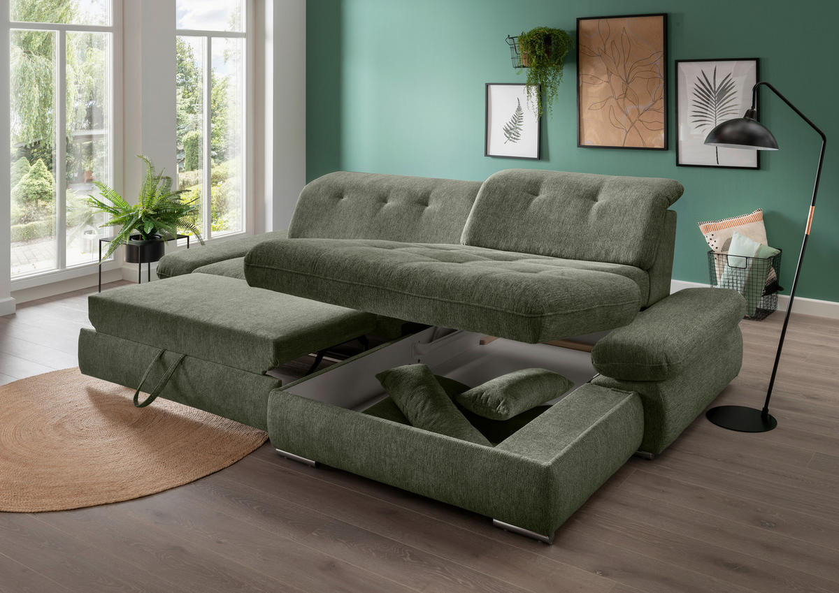 Livetastic ECKSOFA Dunkelgrün Chenille, links davon: Hochflorteppich, Topfpflanze in grün, rechts davon: Bild in grün, Stehleuchte in dunklem Wohnzimmer.